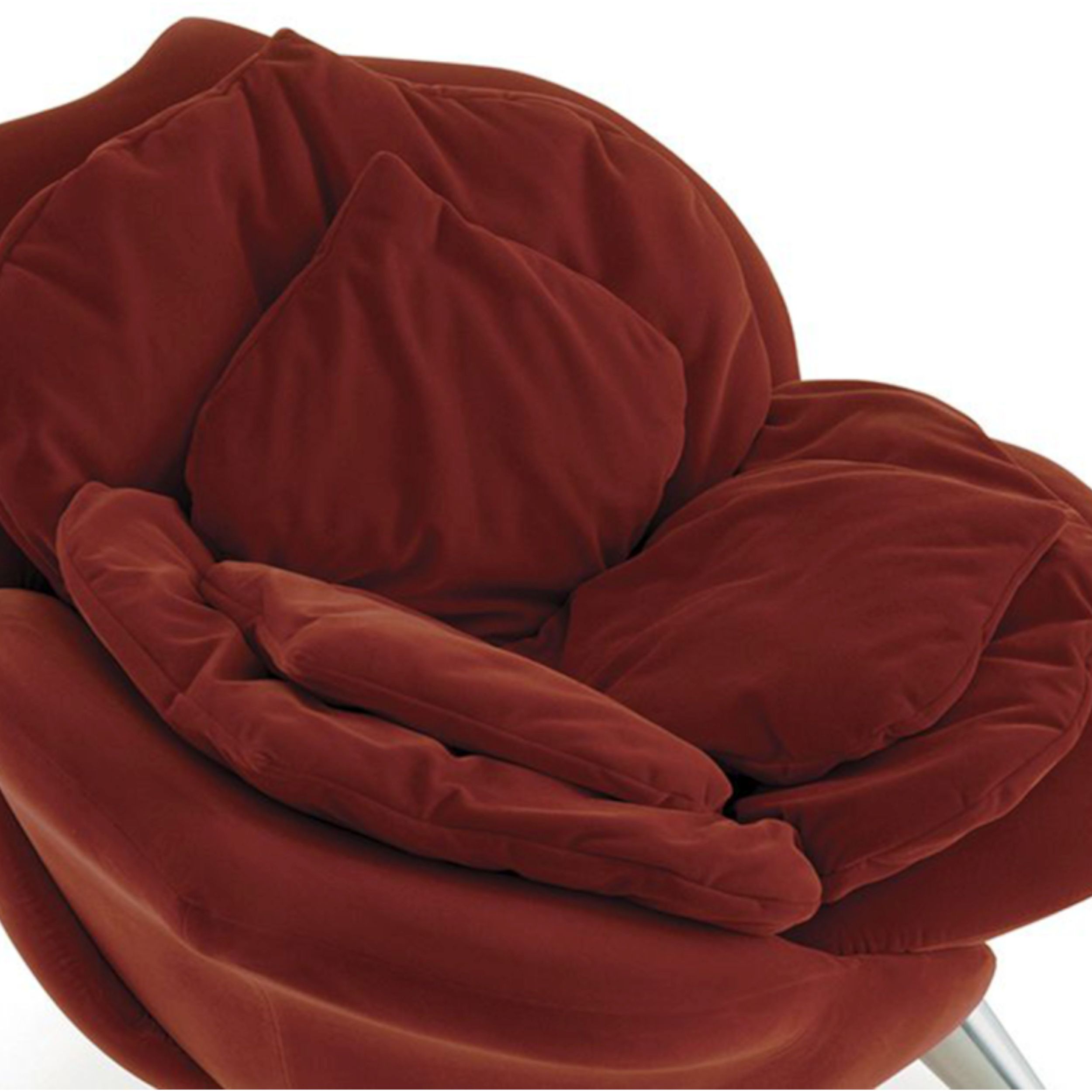 Ein roter Sessel in Form einer Rosenblüte mit glänzendem Metallfüßen, Modell Rose Chair von Edra, in Nahaufnahme vor einem weißen Hintergrund.
