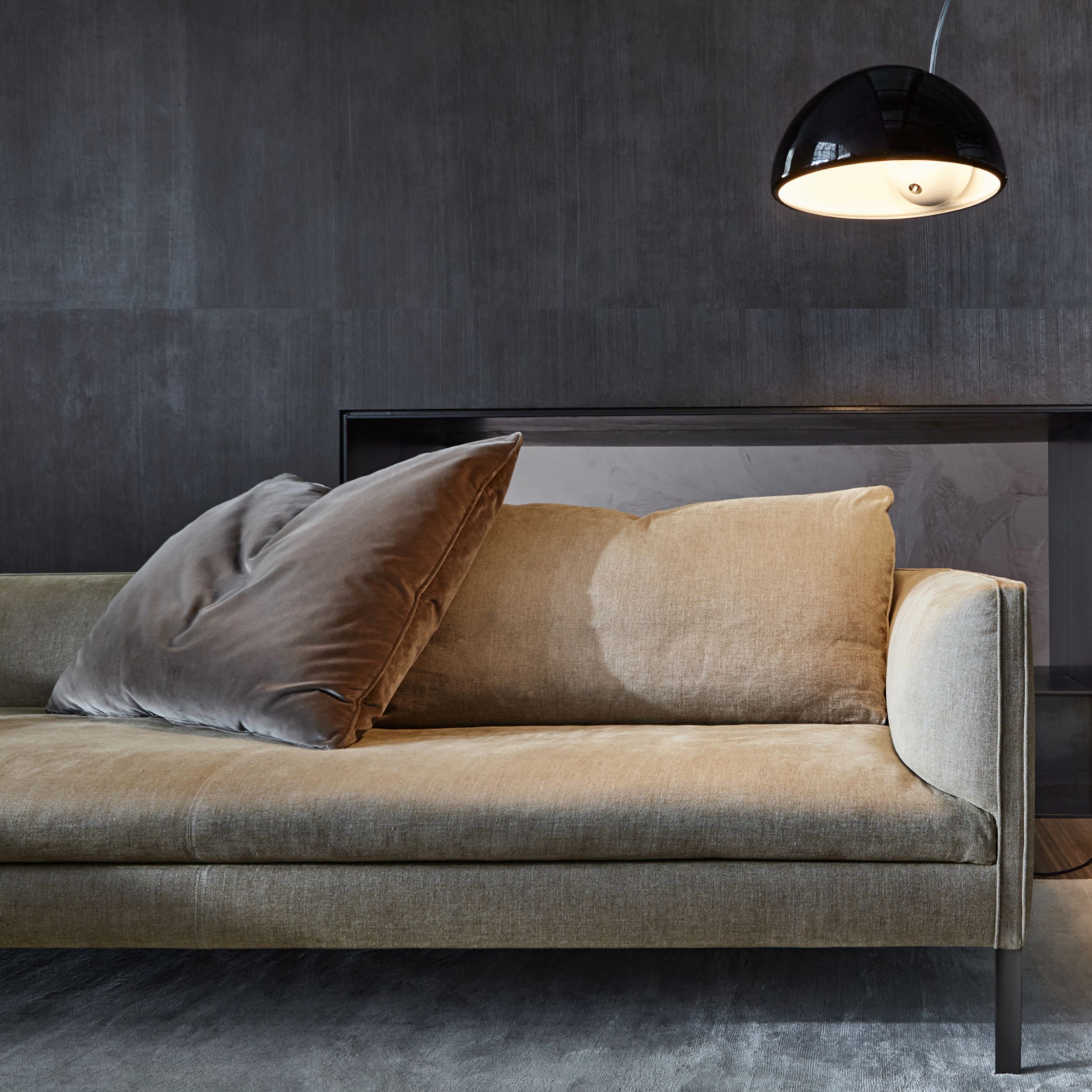 Sofa Paul von Molteni in beigefarbenem Stoff im Milieubild.