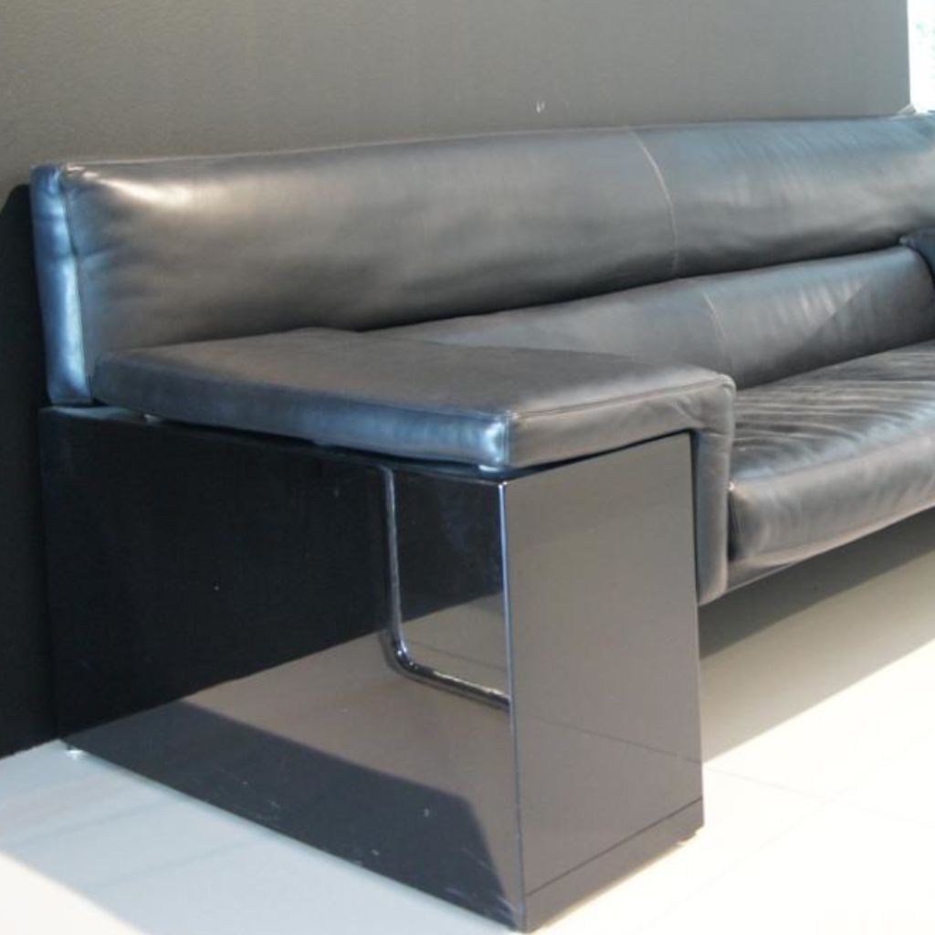 Sofa Brigadier von Knoll International in schwarzem Leder als Detailaufnahme der Armlehne.