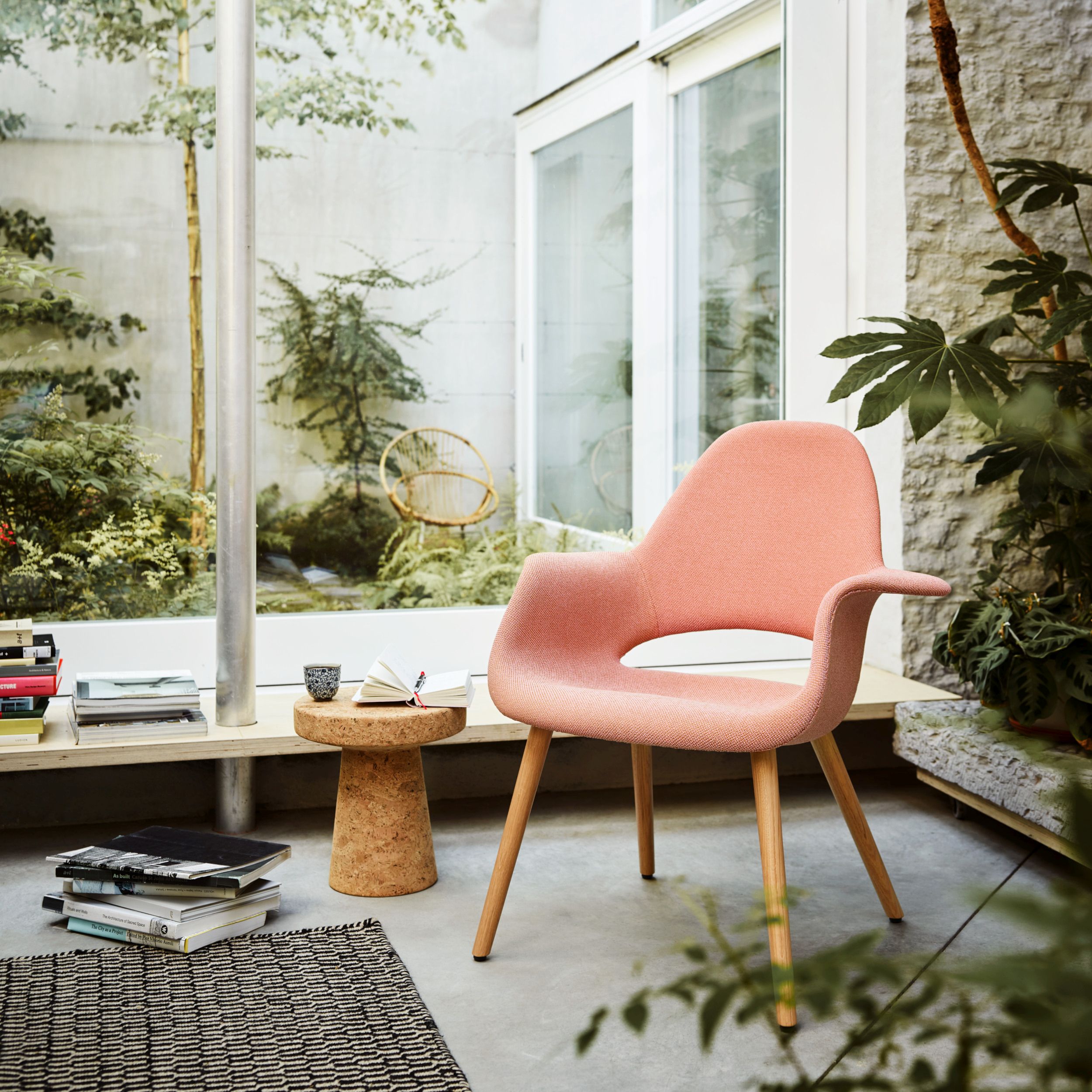 Sessel Organic Chair von Vitra in rosa. Milieubild.