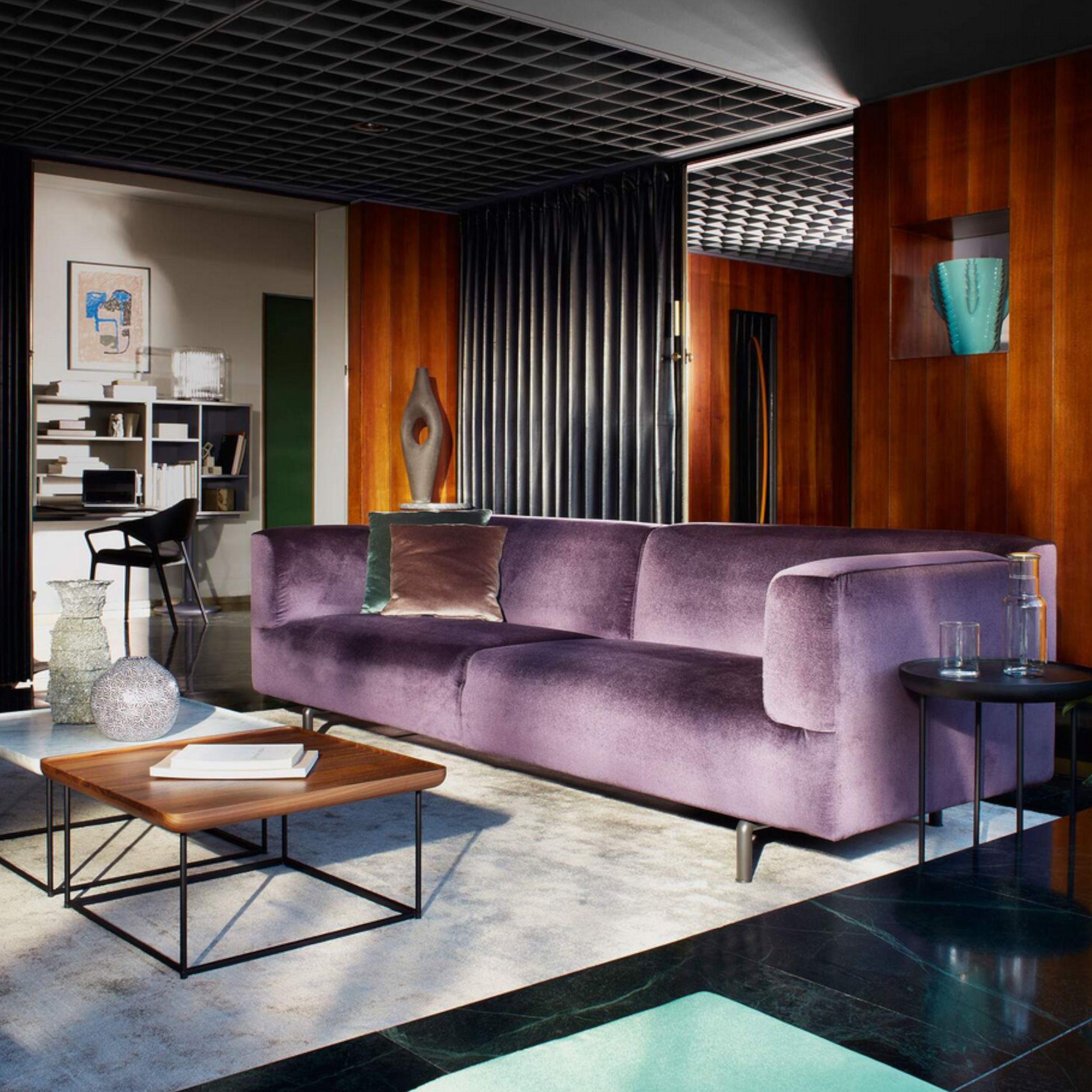 Sofa Met 250 von Cassina in violettem Stoff im Milieubild.