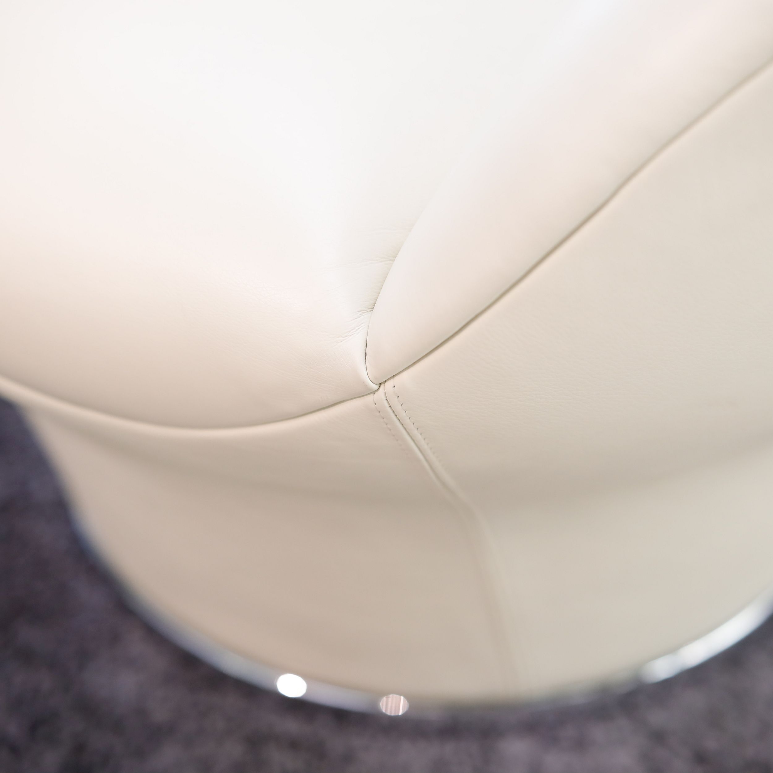 Sessel Igloo von Cappellini in cremeweißem Leder als Detailaufnahme.