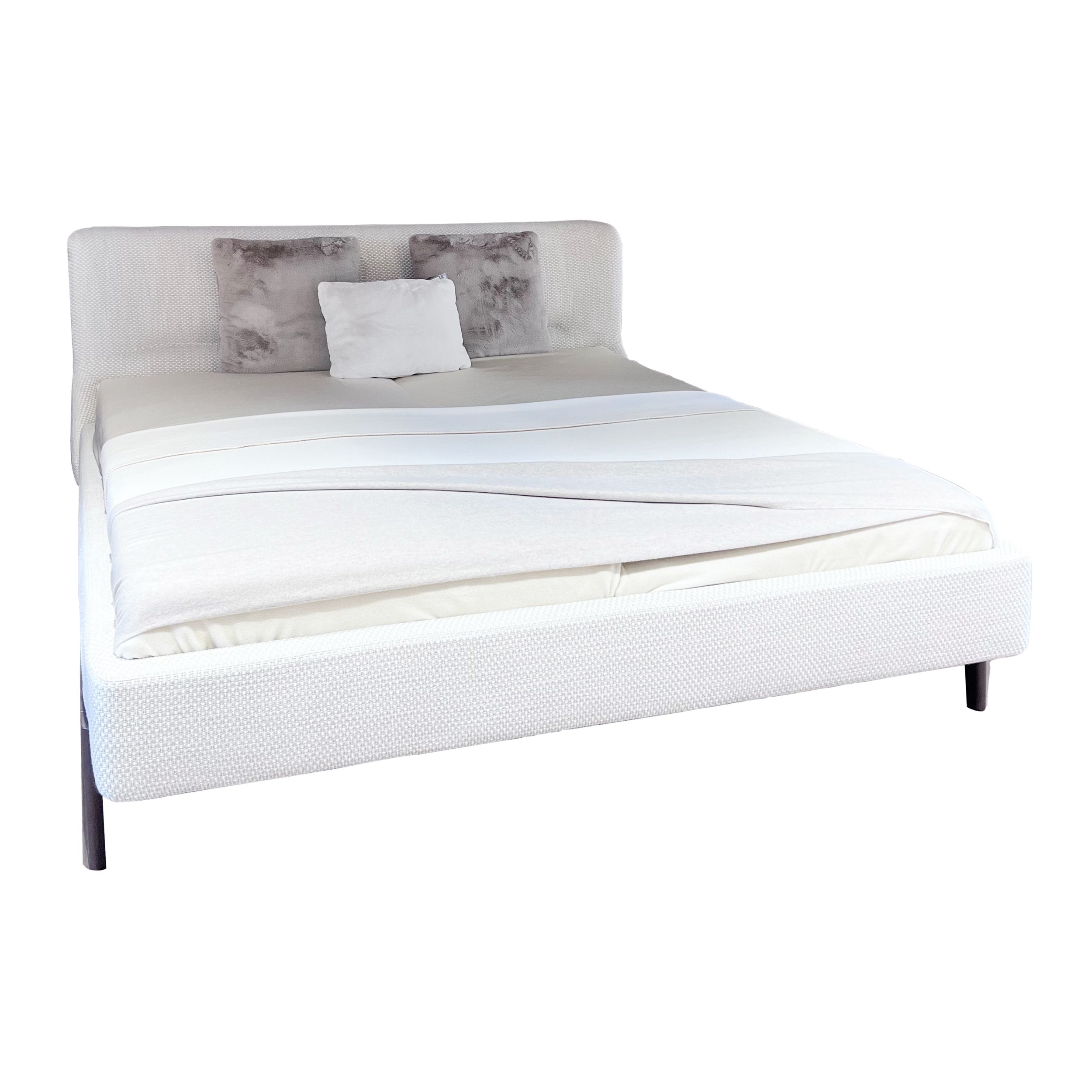 Polsterbett Fulham von Molteni in beige als Freisteller 01