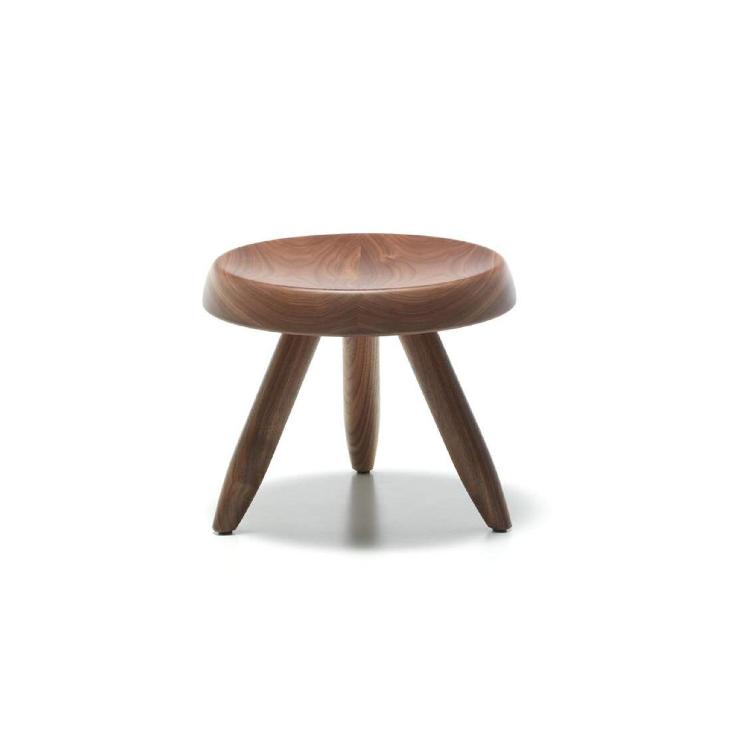 Hocker Tabouret Berger von Cassina in Nussbaum vor einem weißen Hintergrund.