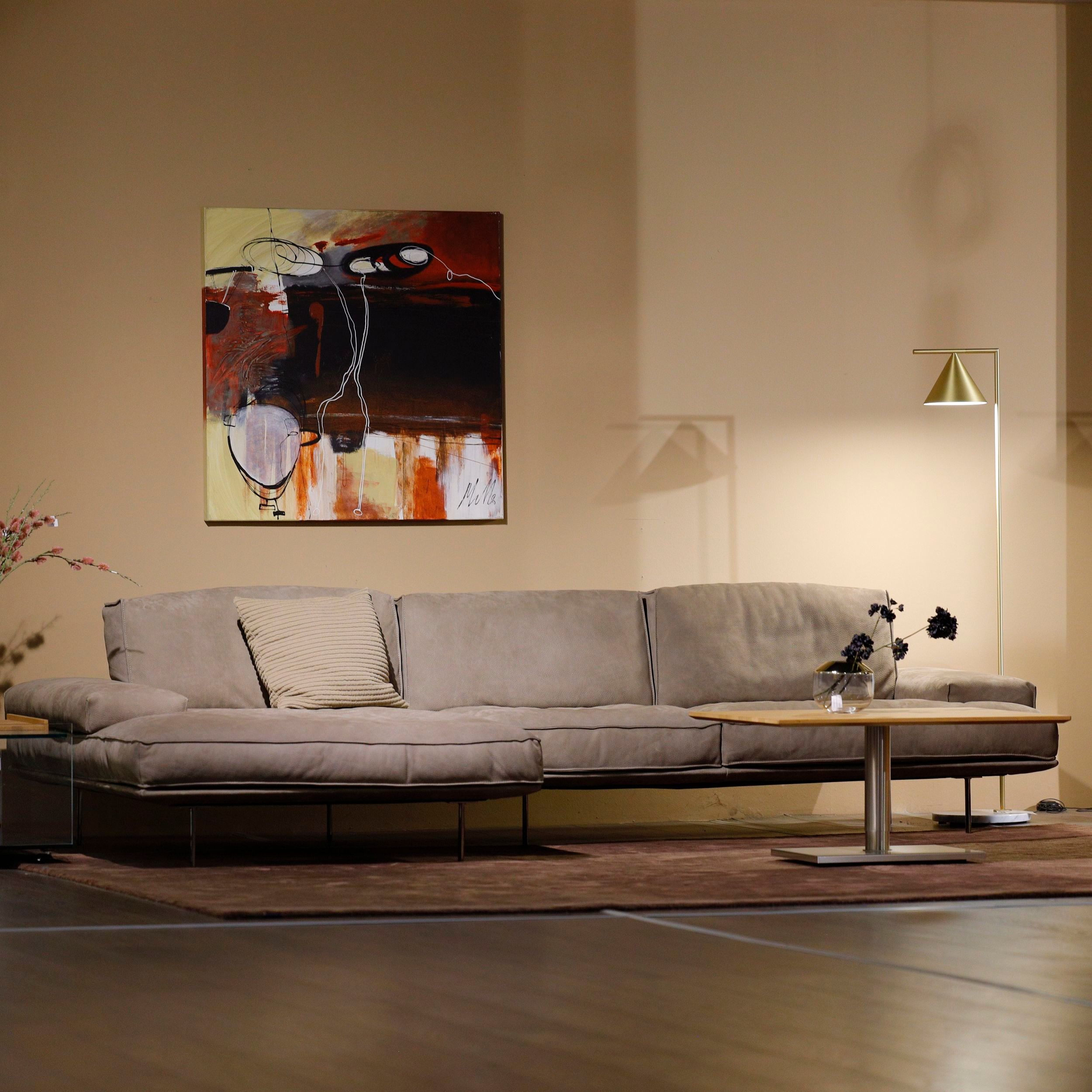 Sofa Vogue von Cierre in braunem Leder als Milieubild in der Ausstellung