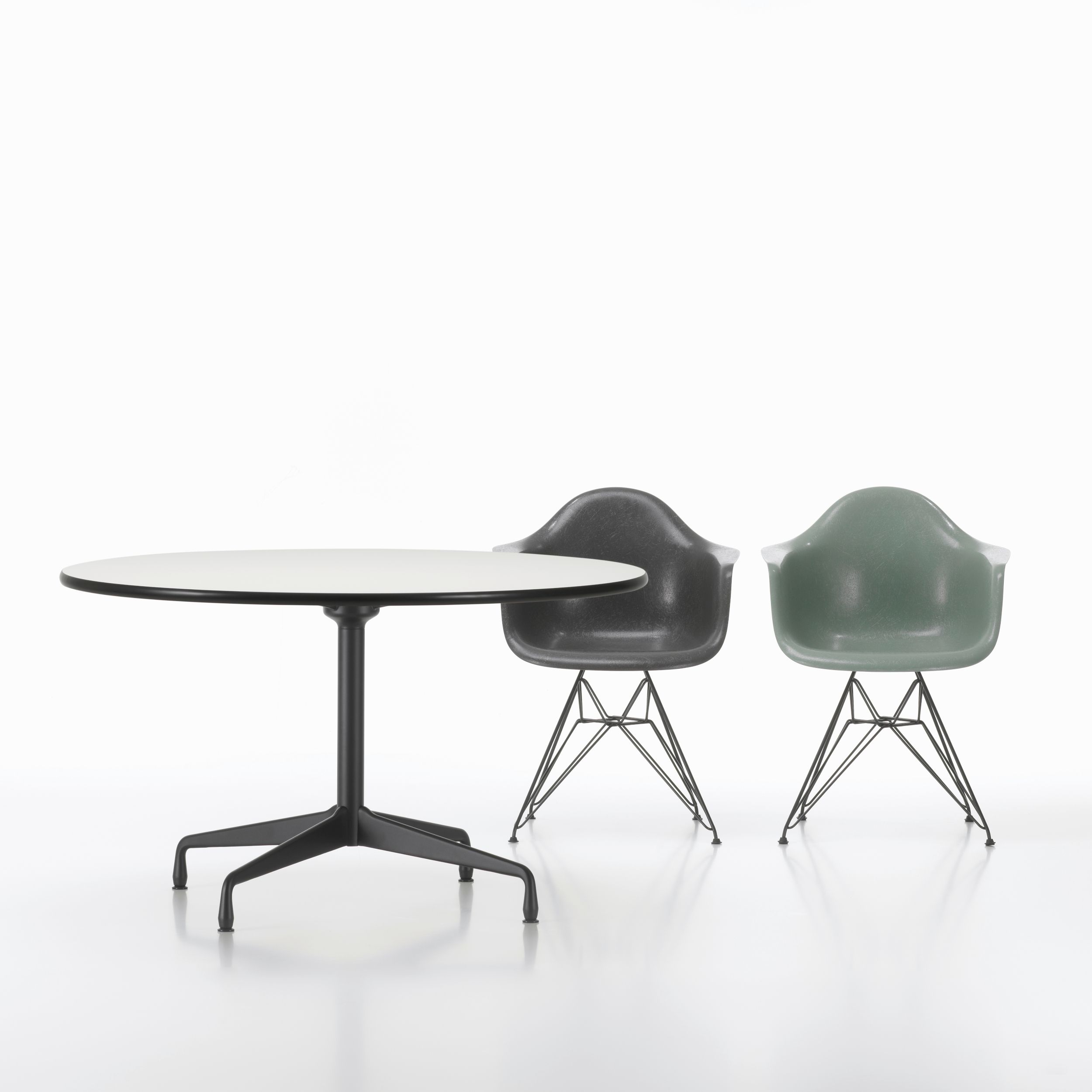 Esstisch Eames Segmented Table von Vitra in HPL weiß im Milieubild.