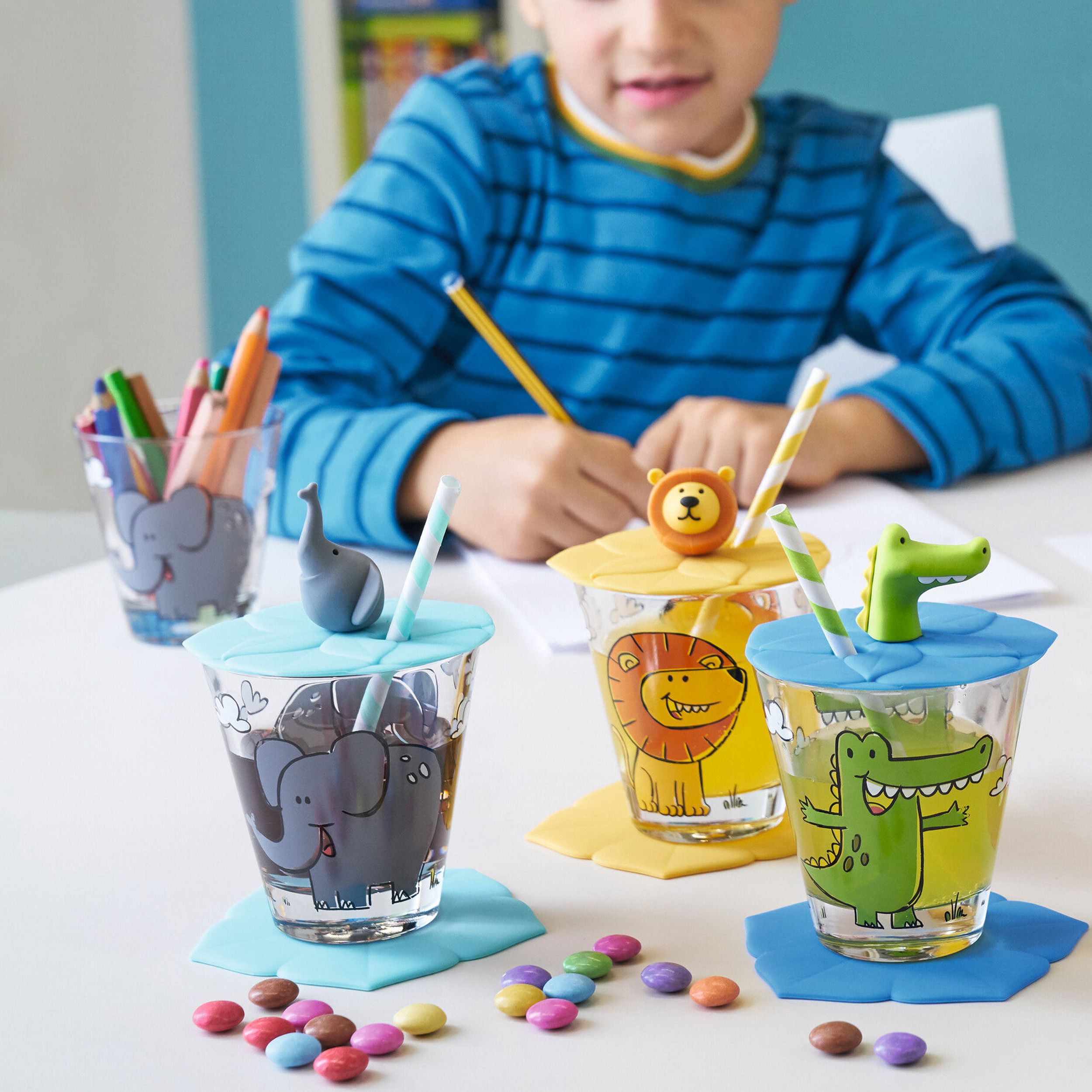 Deckel Bambini Elefant von Leonardo türkis mit weiteren Deckeln verschiedene Motiven auf Gläsern teilweise gefüllt auf Tisch