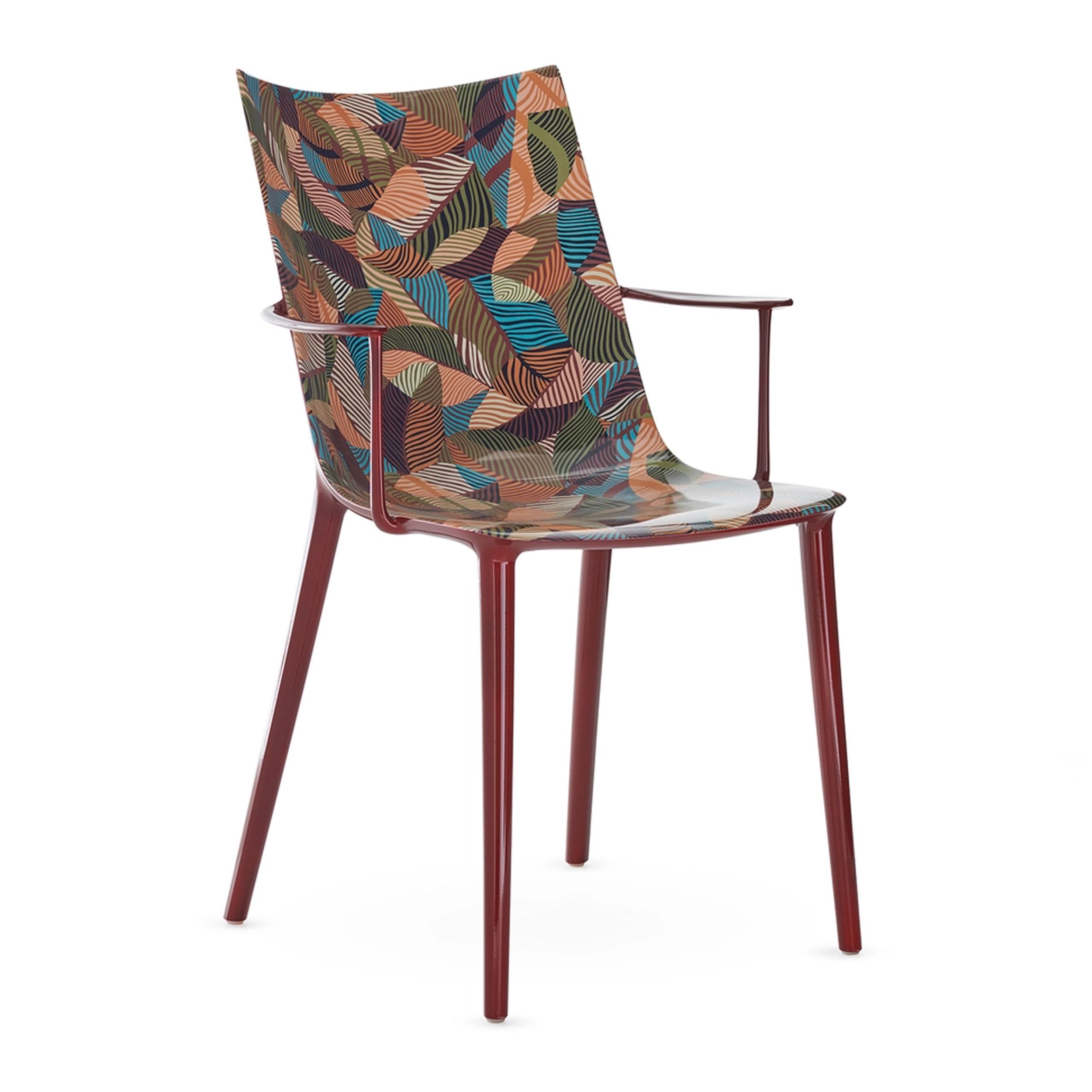 Zu sehen ist der Outdoor-Armlehnstuhl H.H.H. aus der KArtell x Liberty-Edition "Graphic Impression" mit bordeauxrotem Gestell und einer mit floralem Muster bedruckten Sitzschale.
