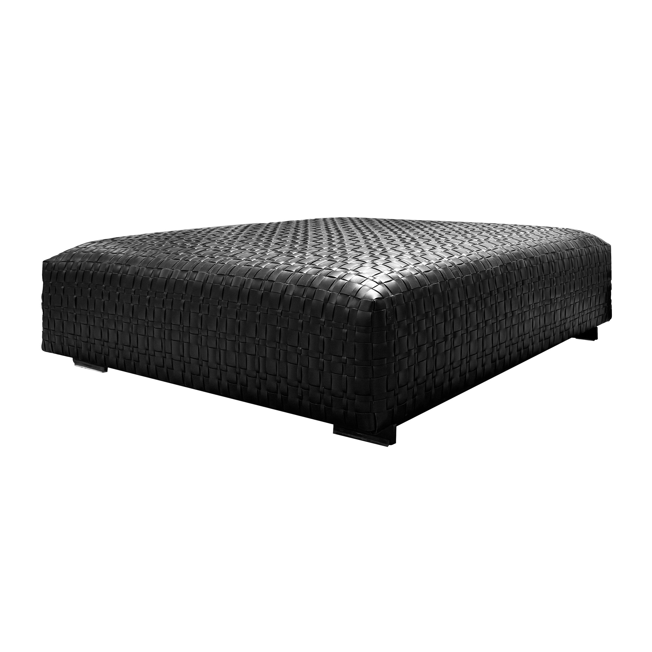 Ein großer, quadratischer Polsterhocker mit Oberflläche aus schwarzen, geflochtenen Lederriemen, Modell Bangkok von Flexform, in Ansicht von schräg vorne vor einem weißen Hintergrund.