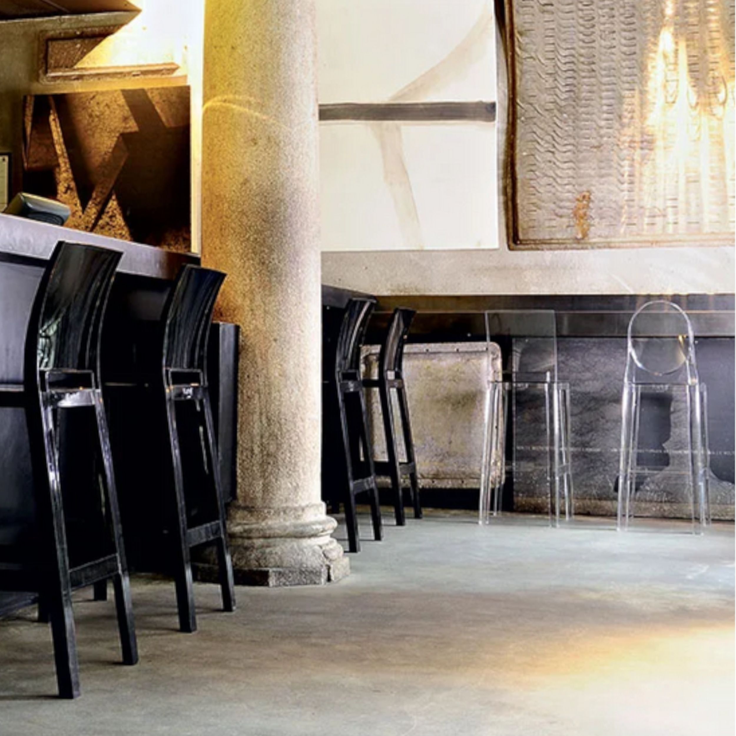 Barhocker One More Please von Kartell transparent im Milieubild.