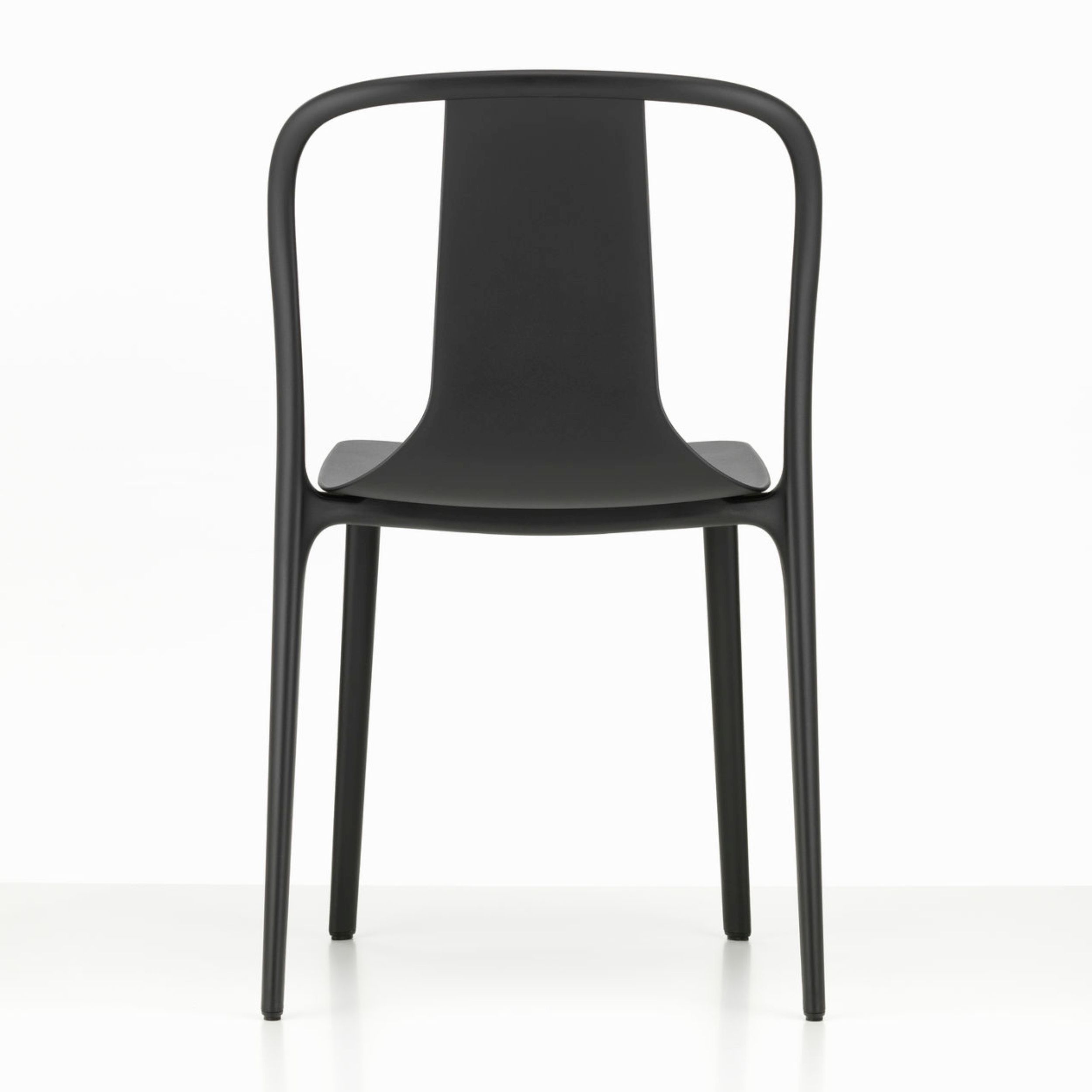 Stapelbarer Gartenstuhl Belleville Armchair aus schwarzem Kunststoff. Freisteller Rückseite.