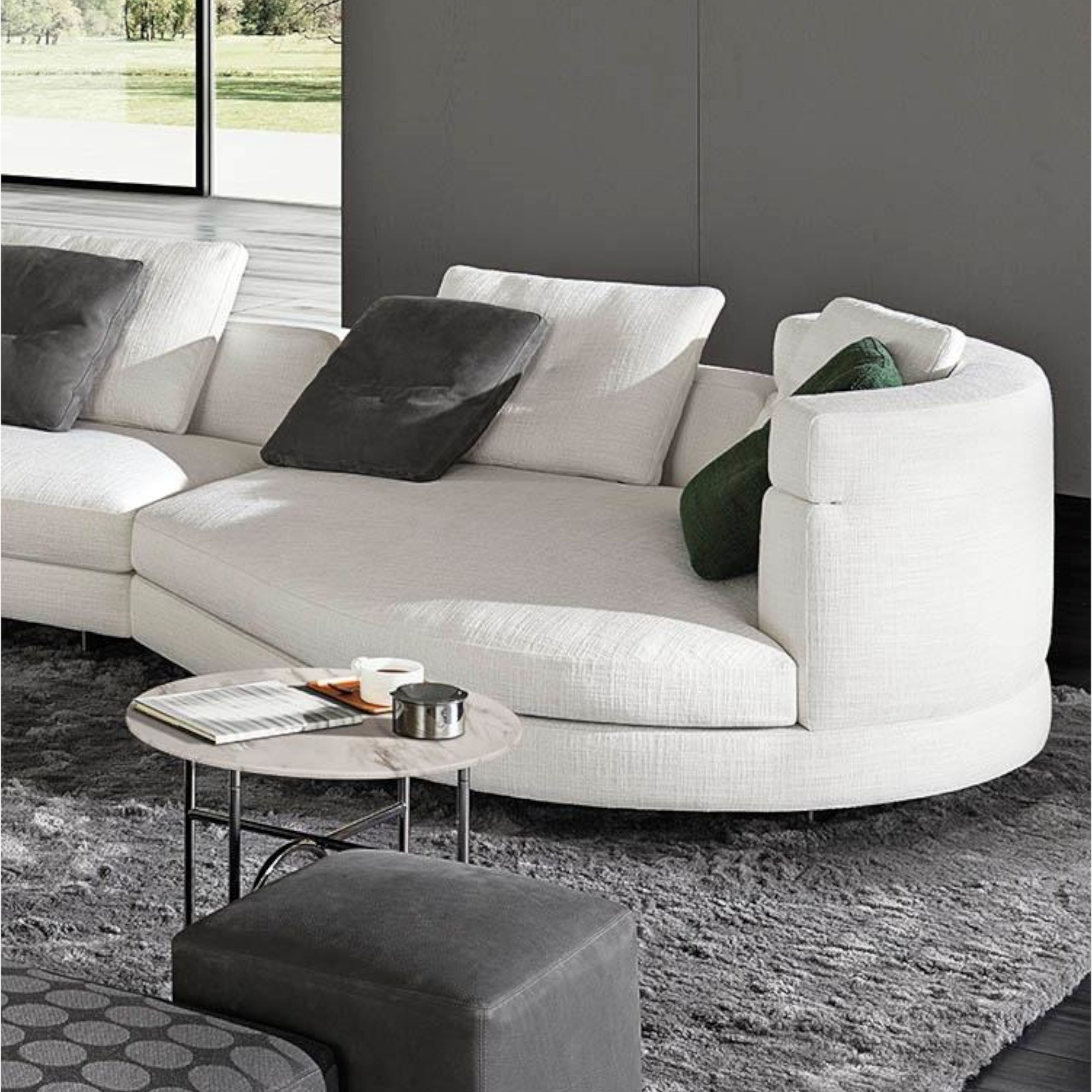 Sofa Alexander von Minotti in weißem Stoff als Milieubild.
