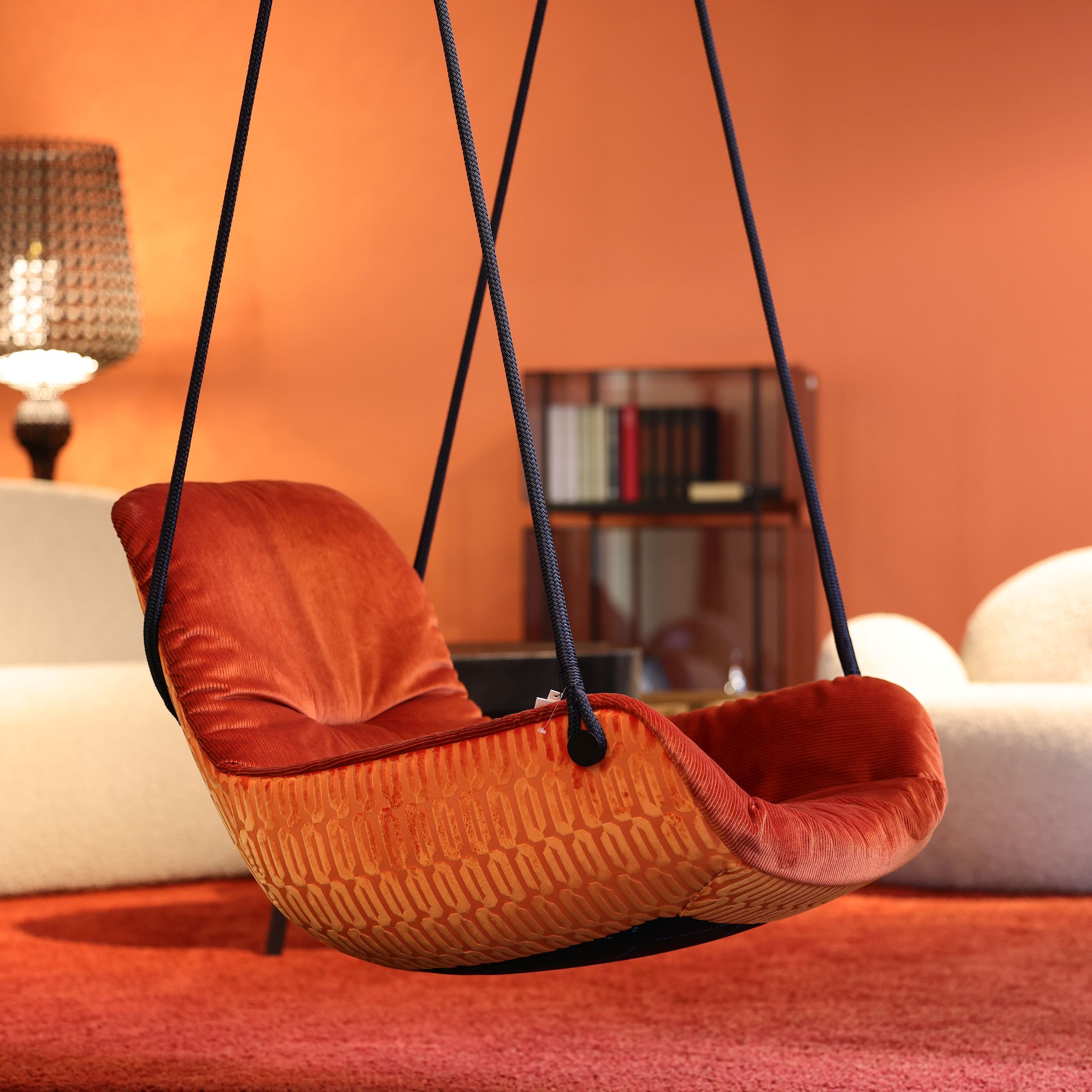Schaukelsessel Leya Lounge Swingseat in orange als Milieubild von Freifrau