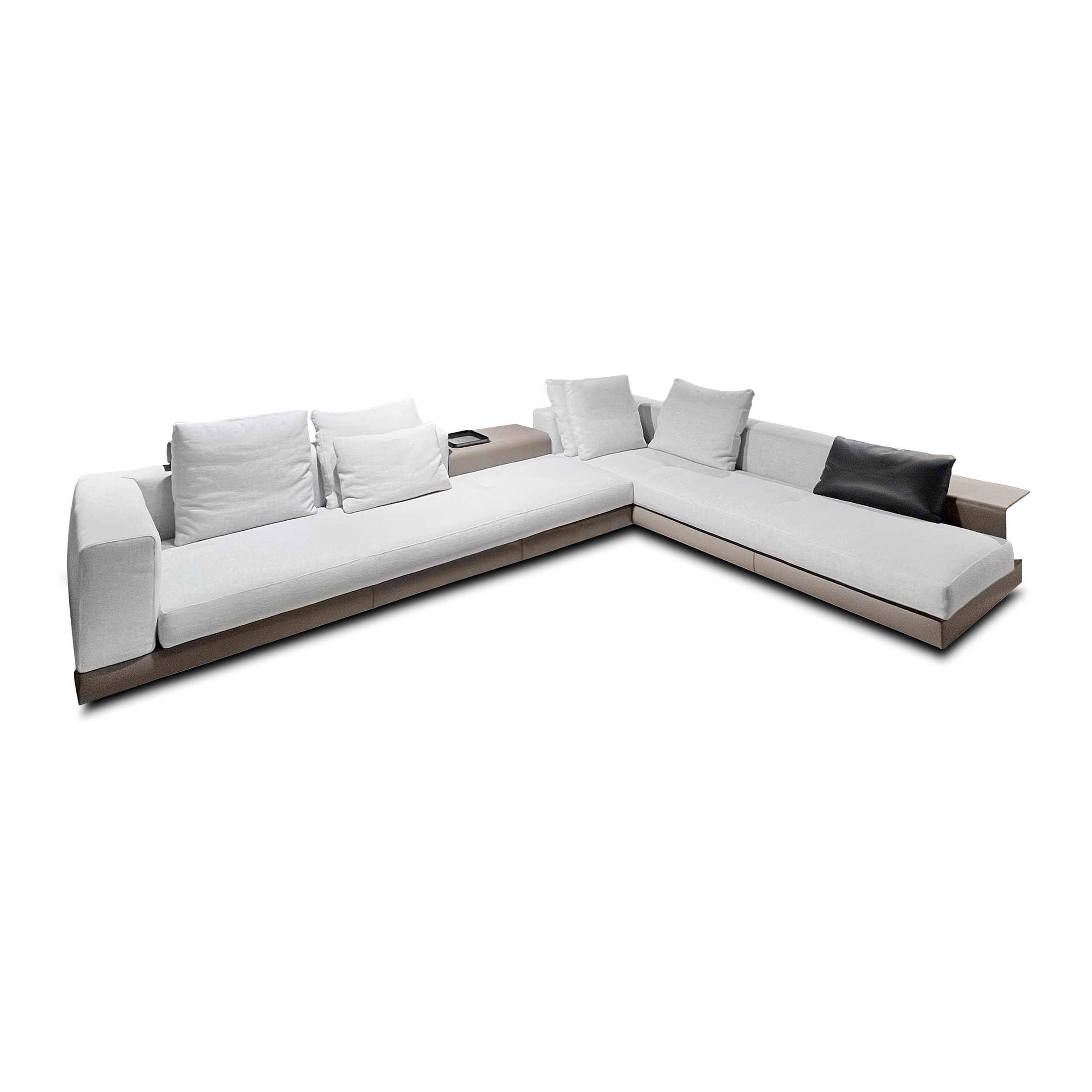 Sofa Connery von Minotti in weiß als Freisteller.