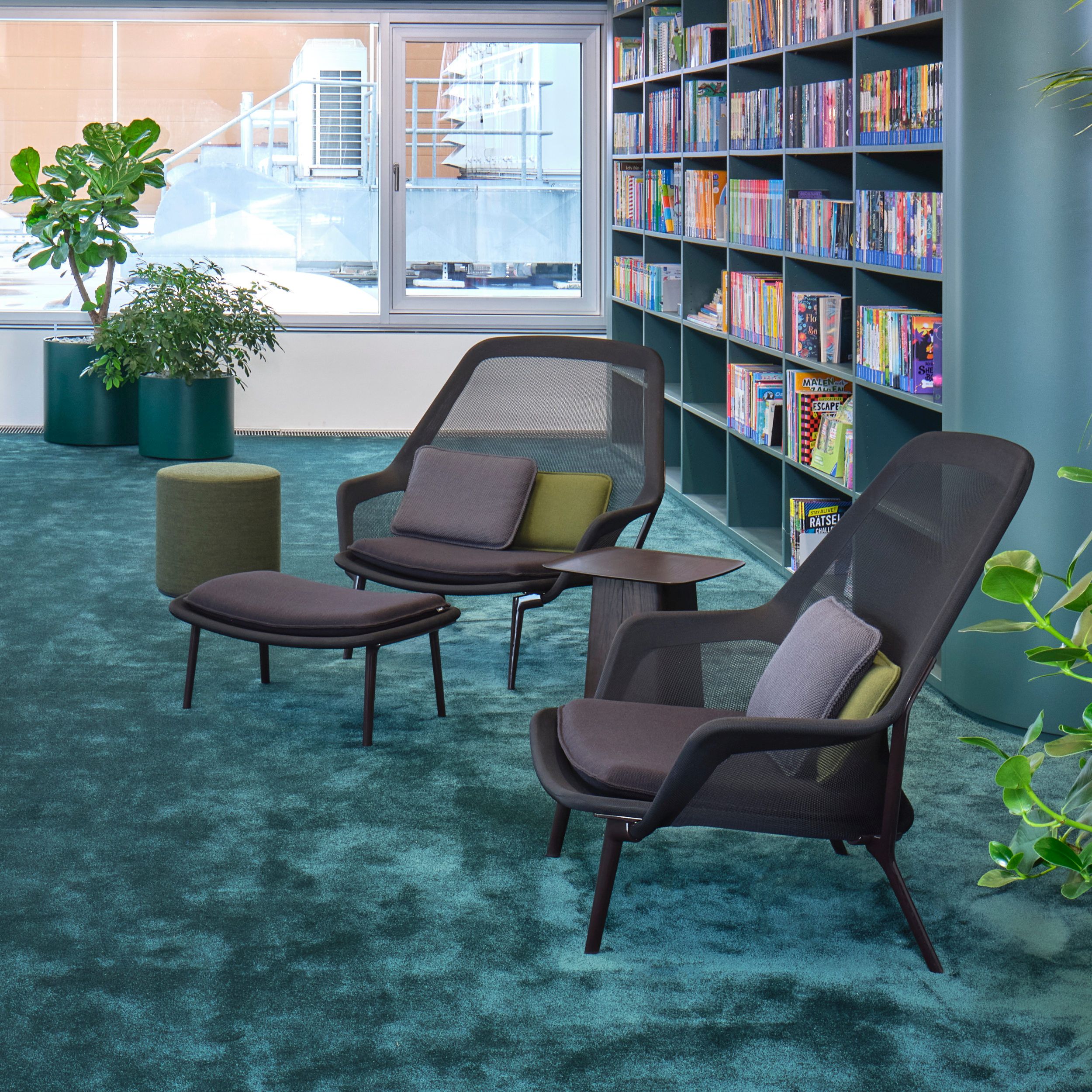 Slow Chair und Ottoman von Vitra in schwarzem Stricktex als Milieubild.