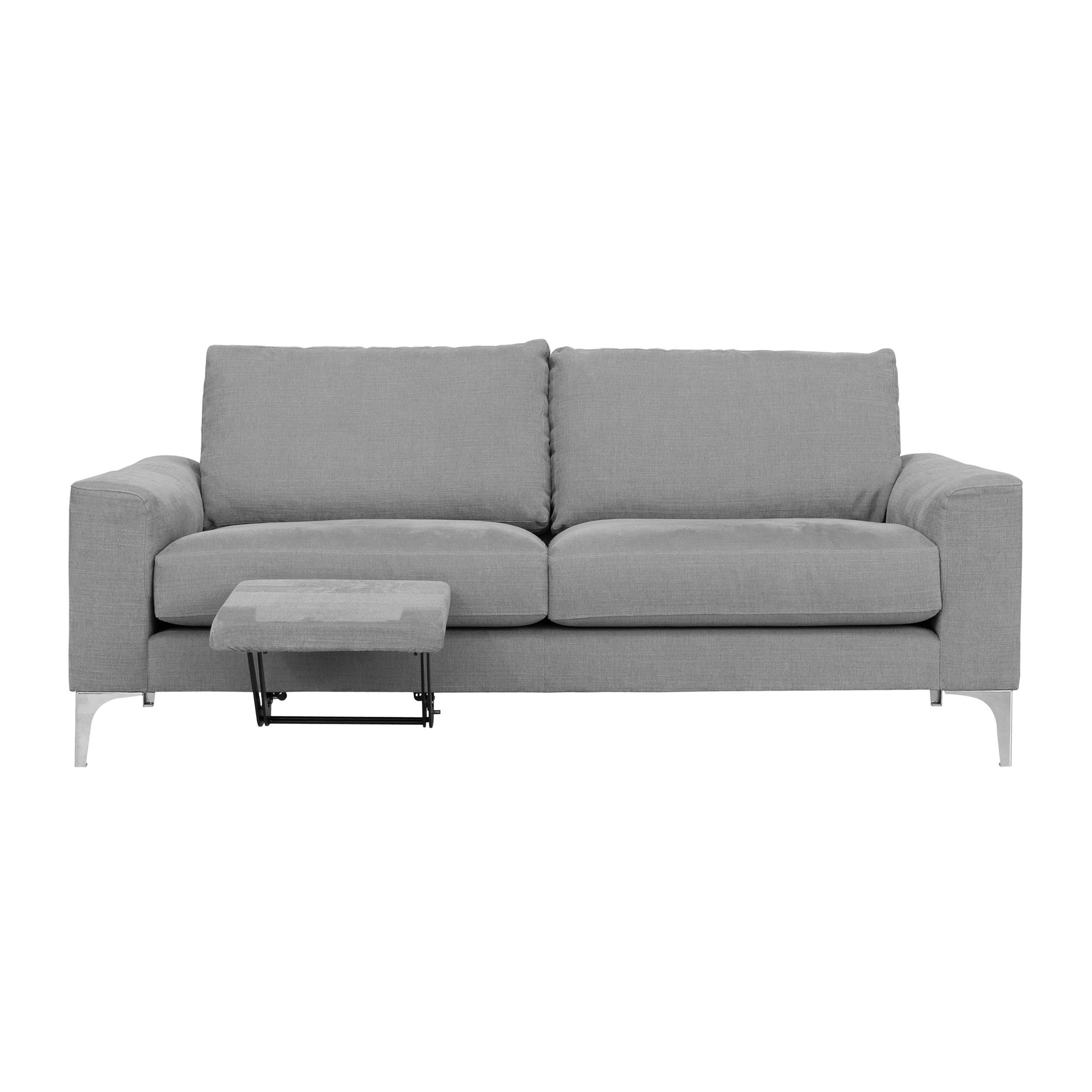  Ein zeitloses, zweisitziges Sofa mit grauem Stofbezug, Modell Jon Edwards von ipDesign, in frontaler Ansicht vor einem weißen Hintergrund. Die Beinauflage unter dem linken Sitz ist nach vorne ausgezogen.