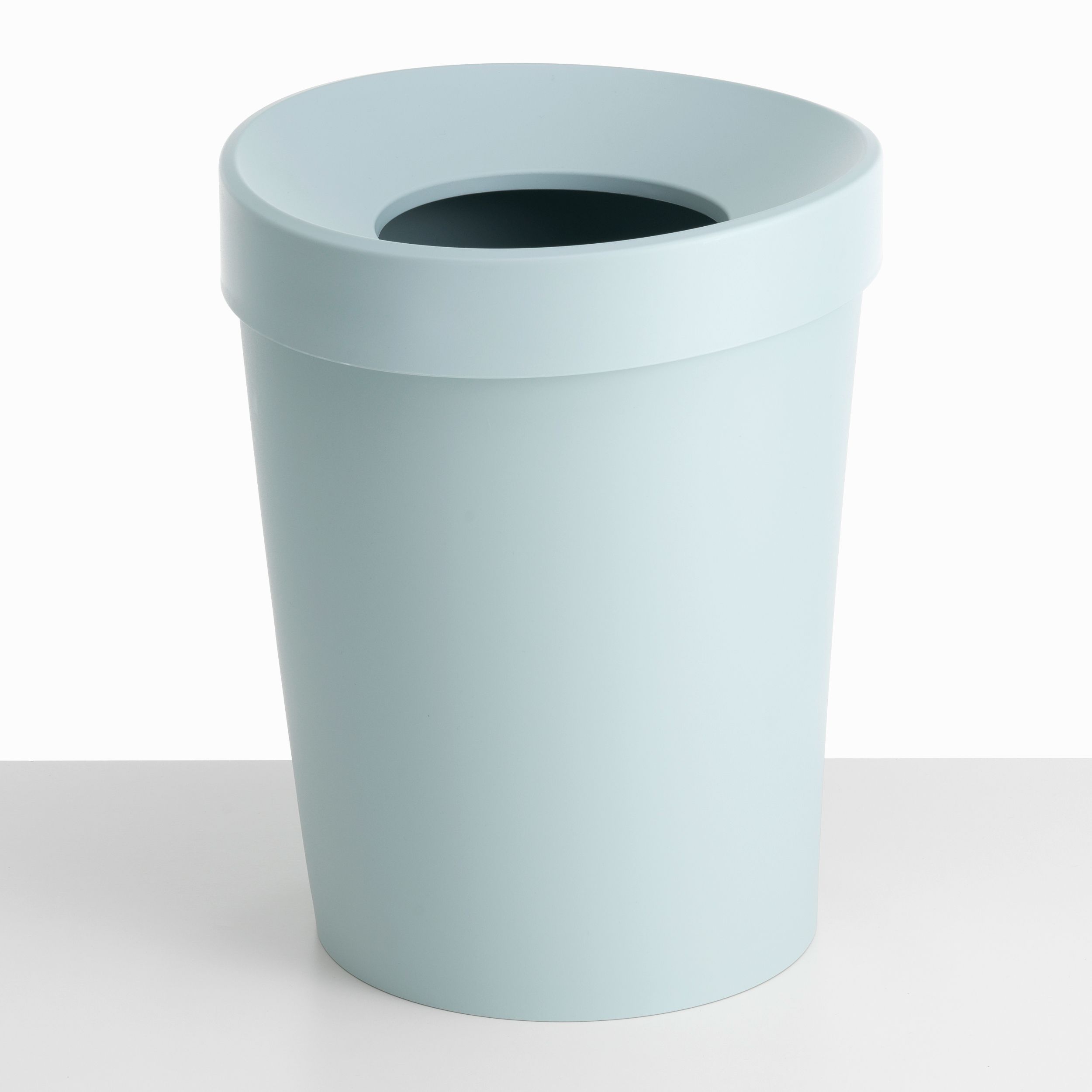 Papierkorb Happy Bin L von Vitra in himmelgrau als Alleinsteller.