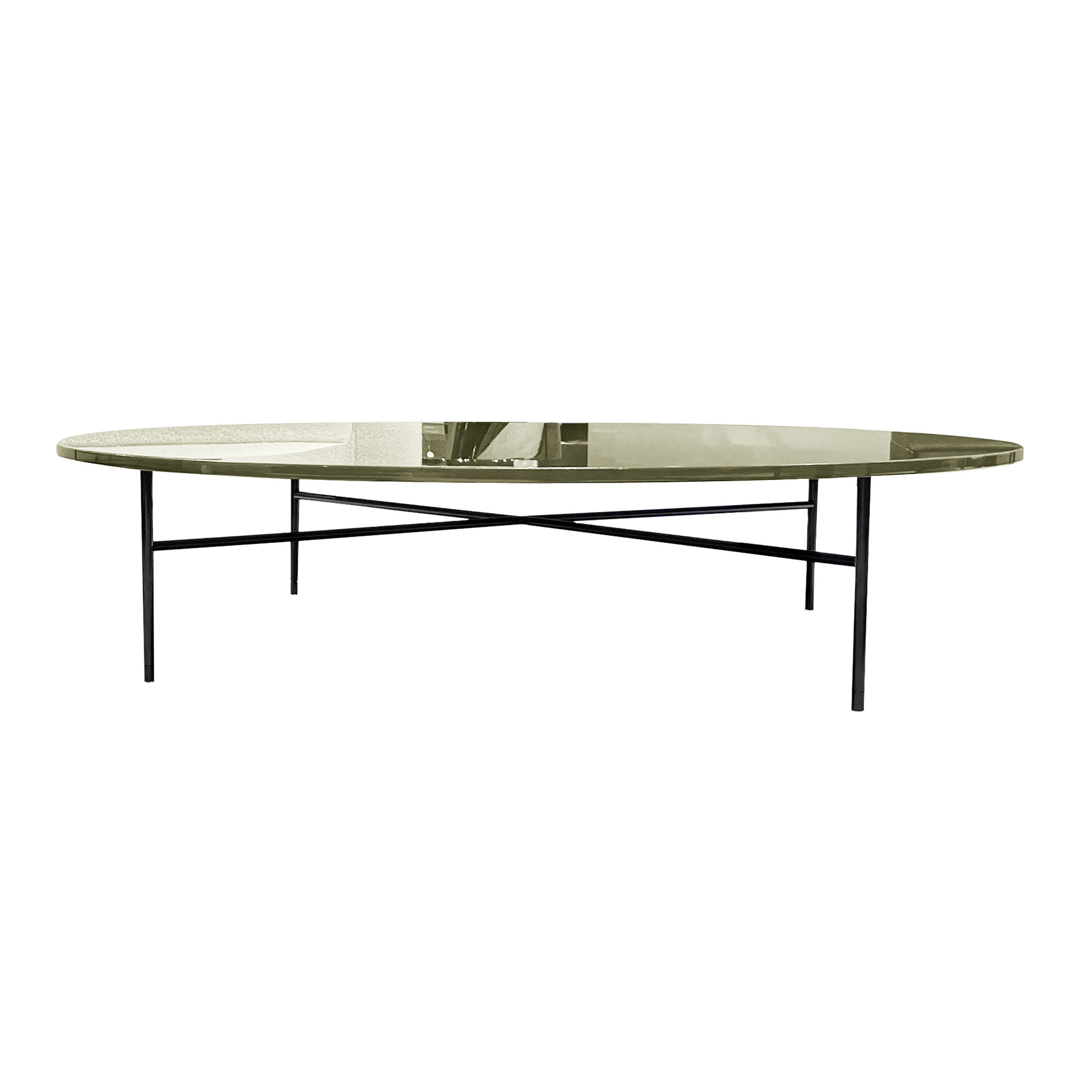Couchtisch Lelong von Minotti in grün als Freisteller in seitlicher Ansicht.