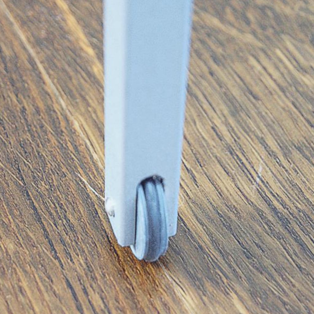 Detailaufnahme der Rolle an einem Bein des Couchtisches 657/A.