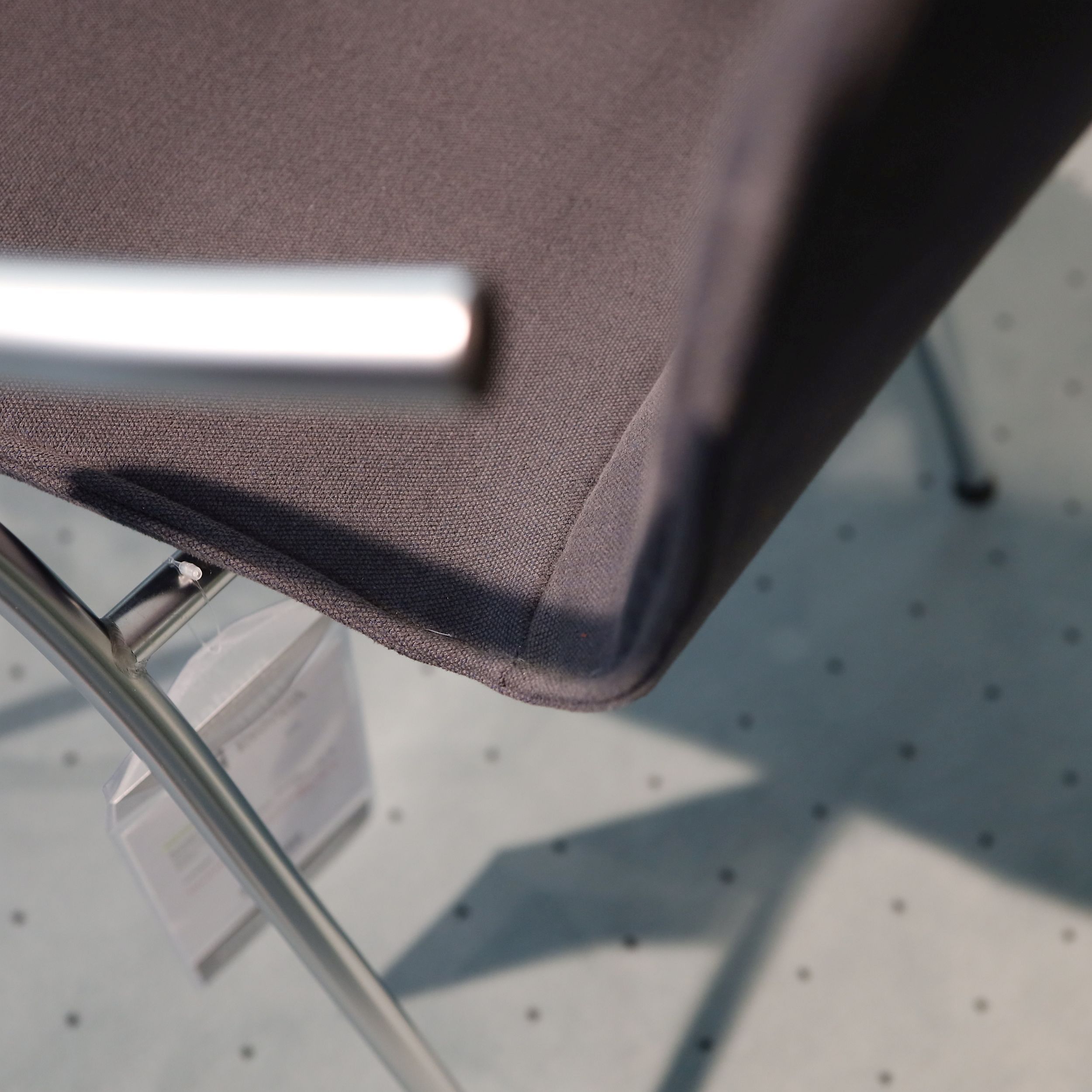 Armlehnstuhl Vicoduo von Fritz Hansen in grau in Detailaufnahme.