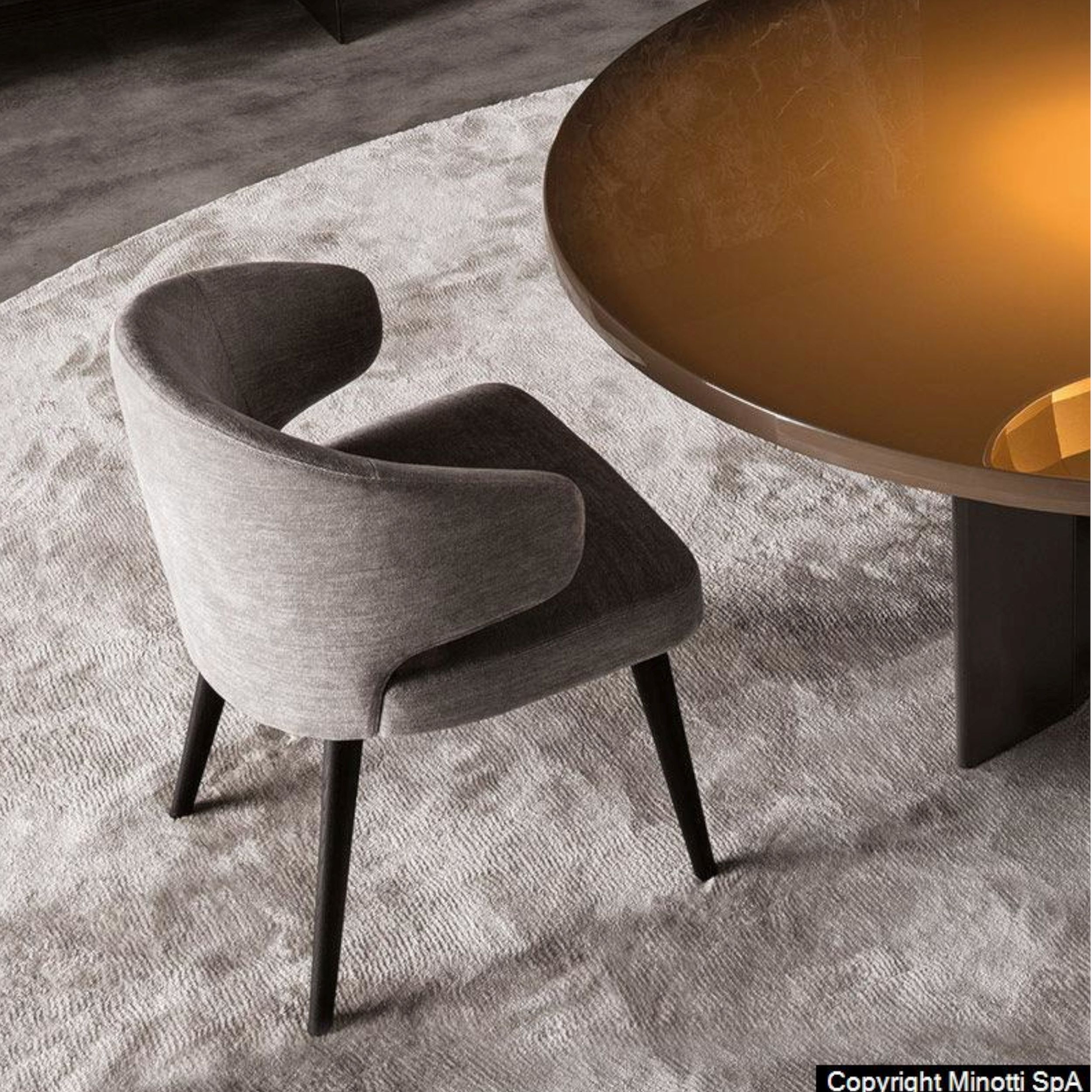 Armlehnstuhl Aston dining von Minotti in grauem Stoff, Milieubild.