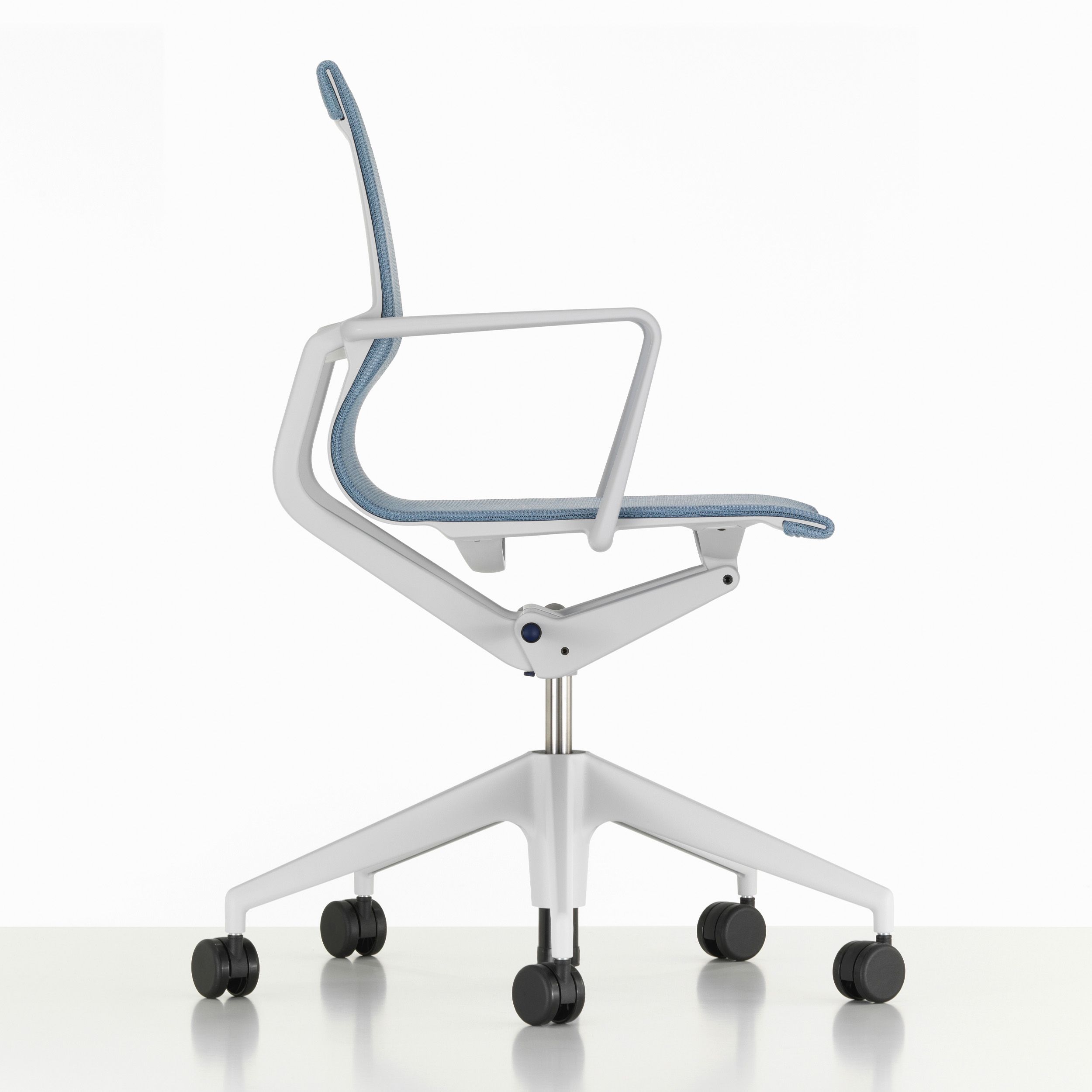 Bürostuhl Physix von Vitra in Stoff TrioKnit eisgrau als Freisteller in seitlicher Ansicht.