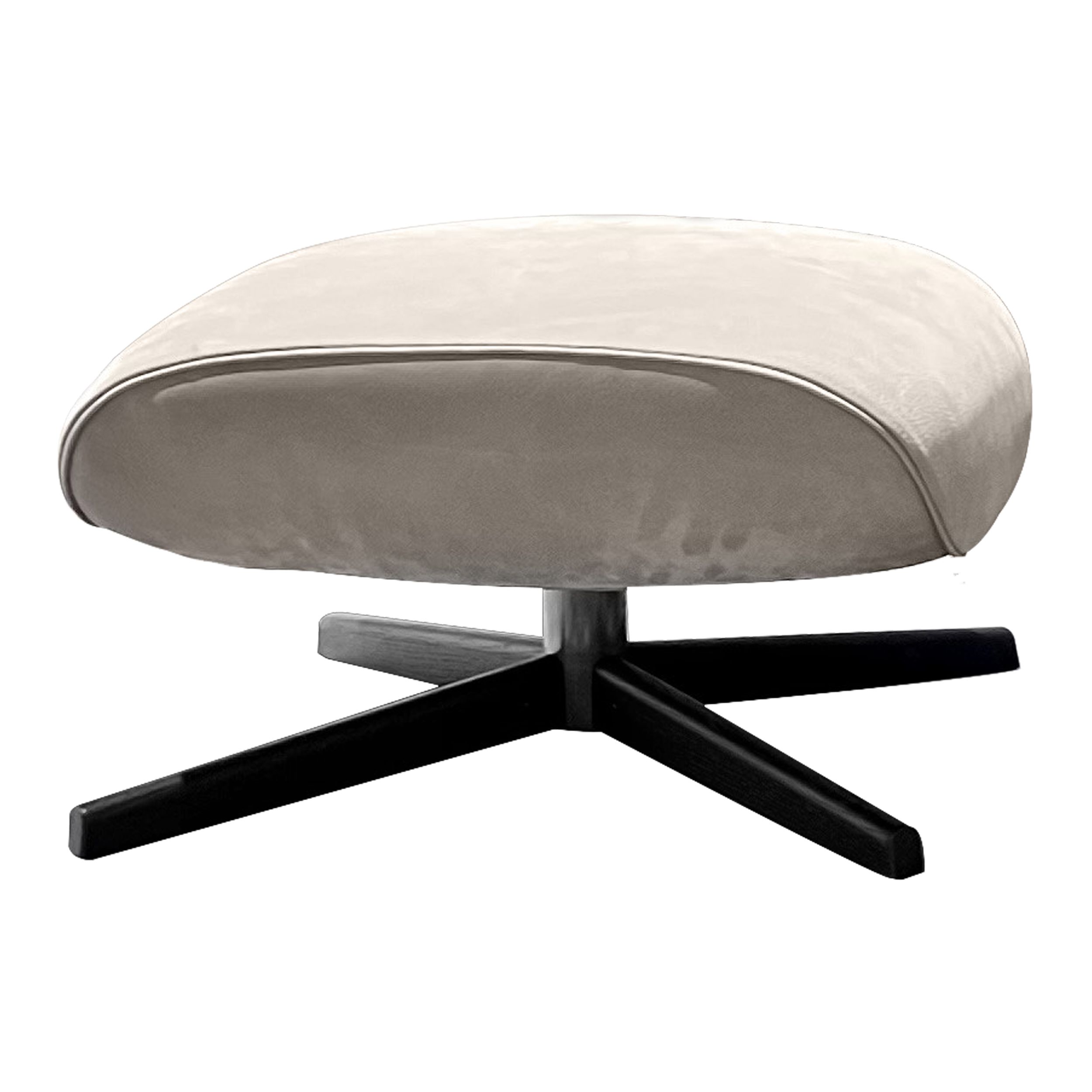 Hocker Russel von Minotti in Leder als Freisteller.