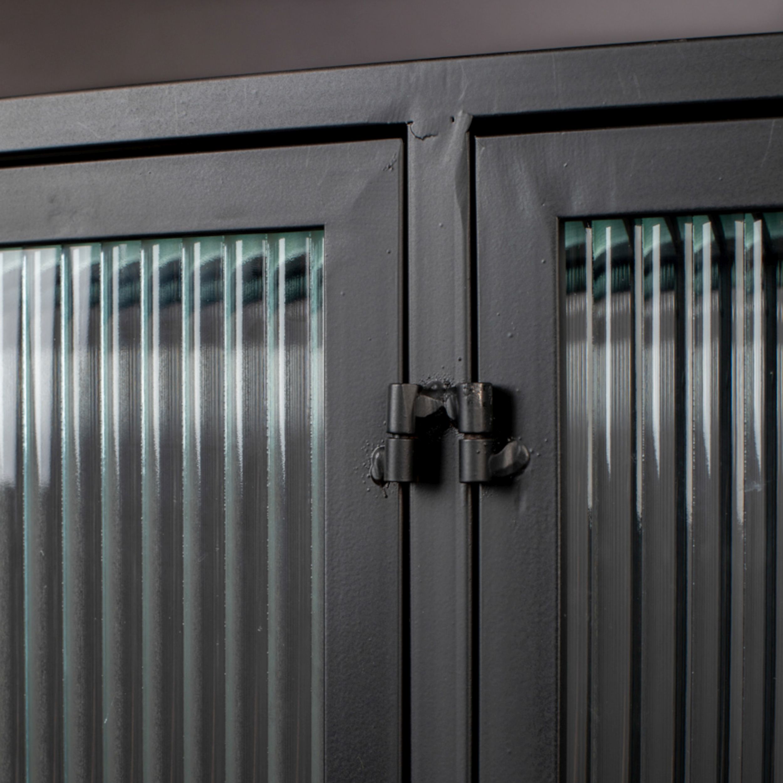Vitrine Boli Detailbild Scharnier