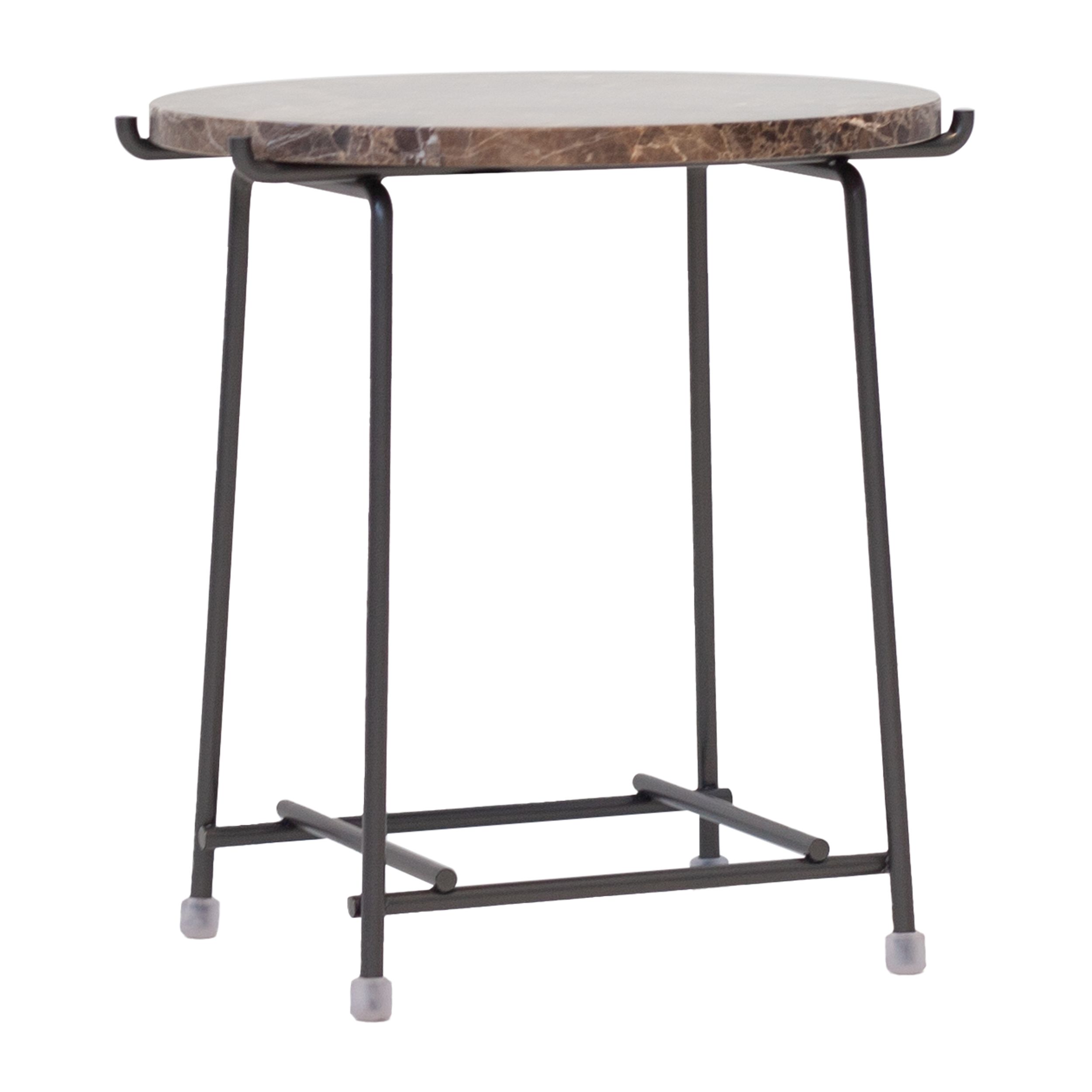 Ein runder Beistelltisch mit filigranem Metallgestell und brauner Marmorplatte, Modell Any Day von Flexform, in seitlicher Ansicht vor einem weißen Hintergrund.
