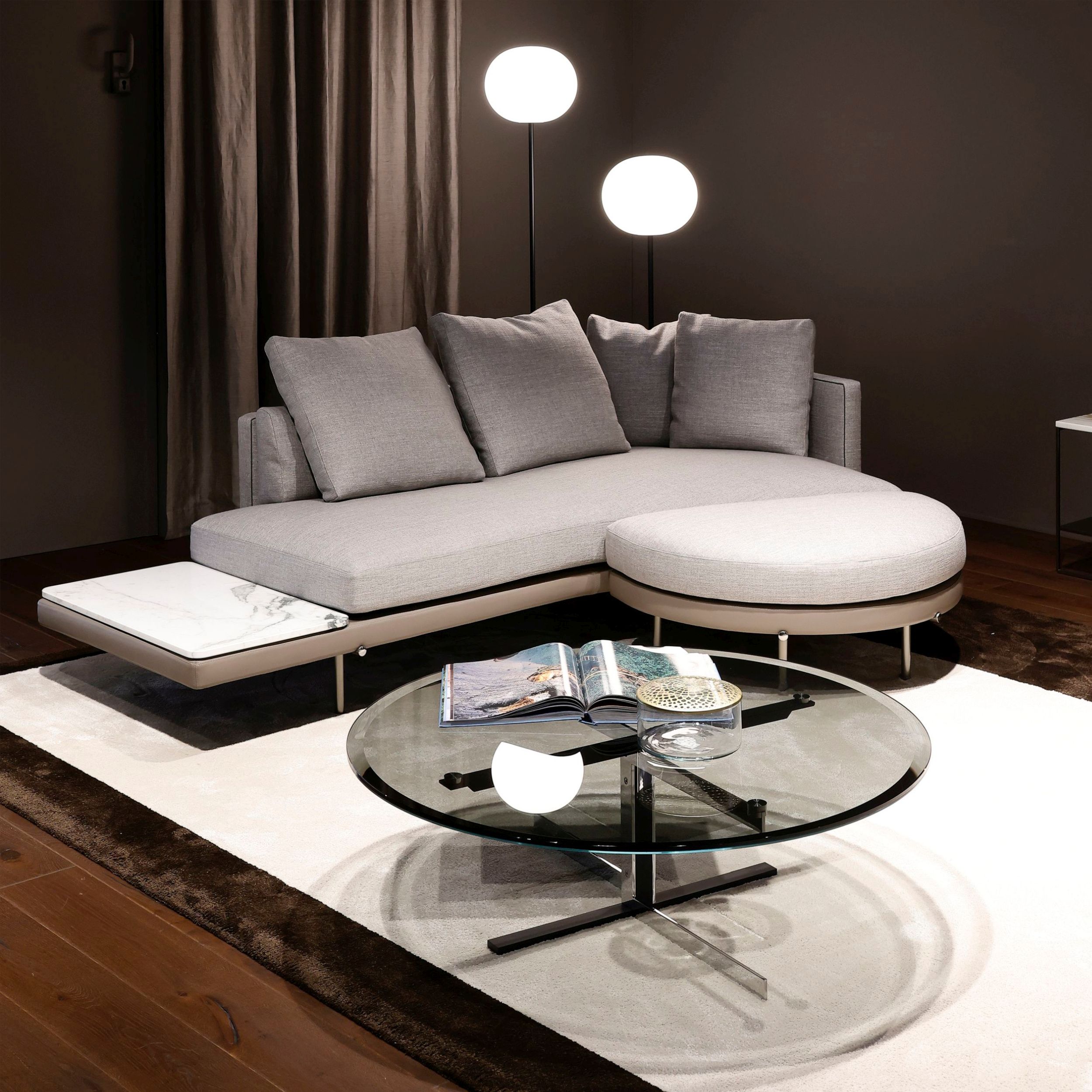 Couchtisch Catlin von Minotti mit Rauchglasplatte als Milieubild