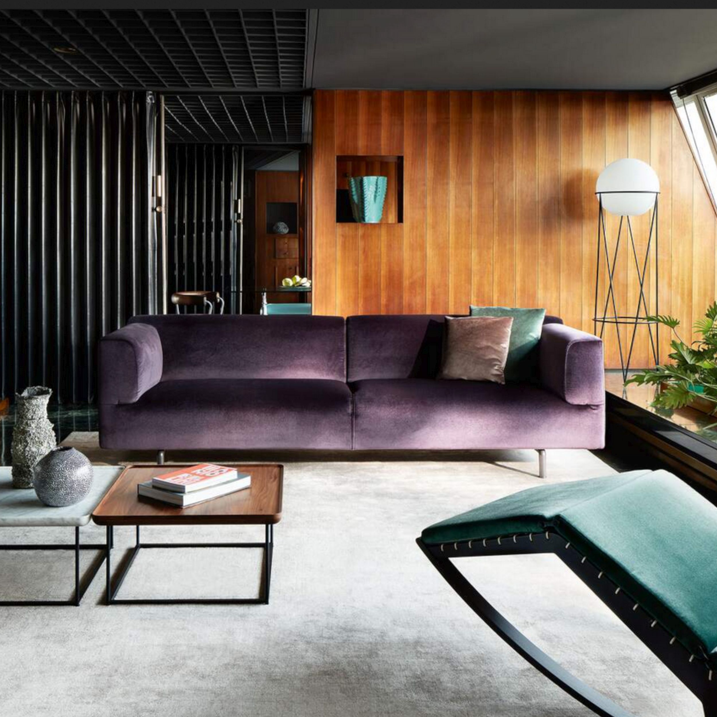 Sofa Met 250 von Cassina in violettem Stoff im Milieubild.