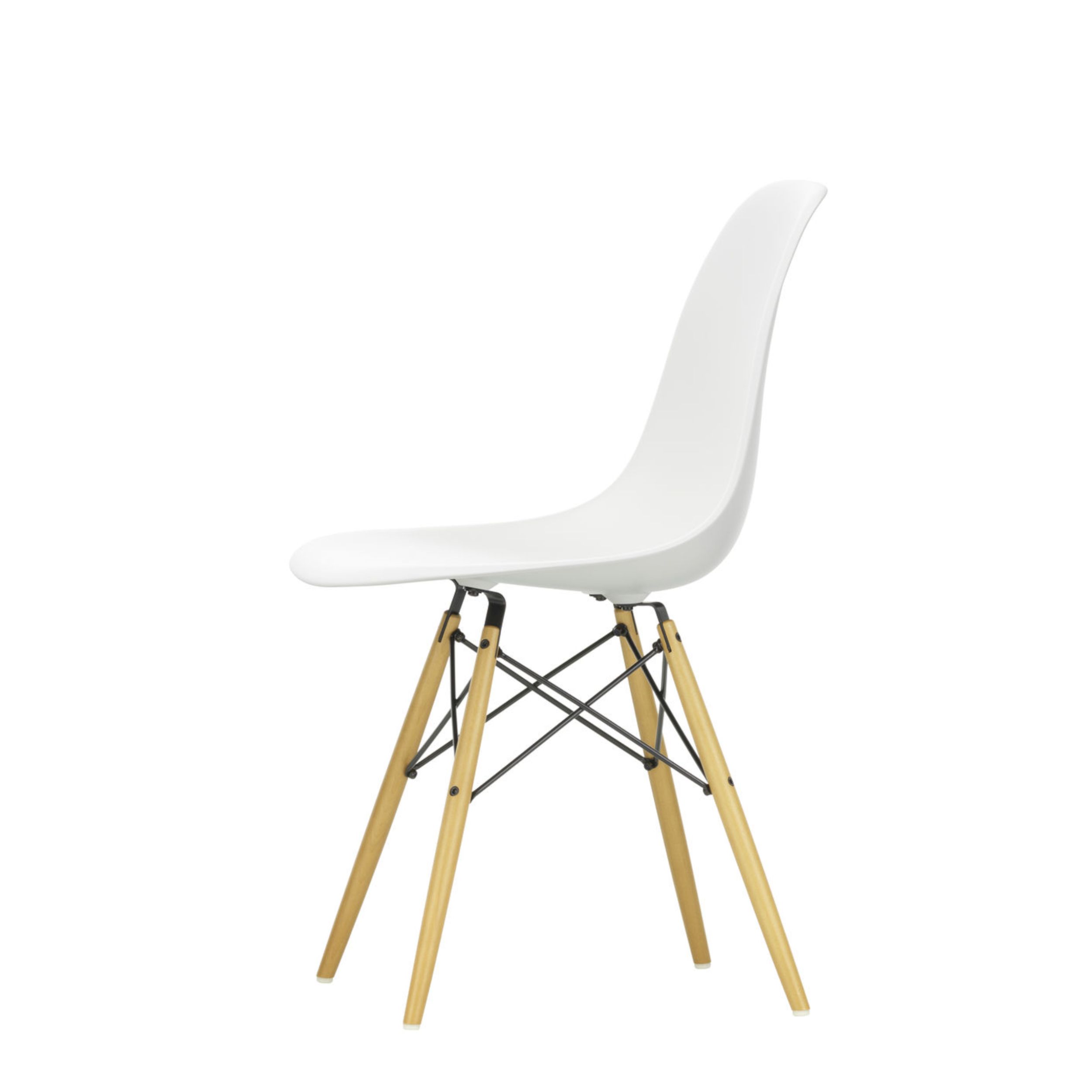 Plastic Side Chair DSW von Vitra in weiß mit Beinen in Ahorn als Freisteller von schräg vorne.