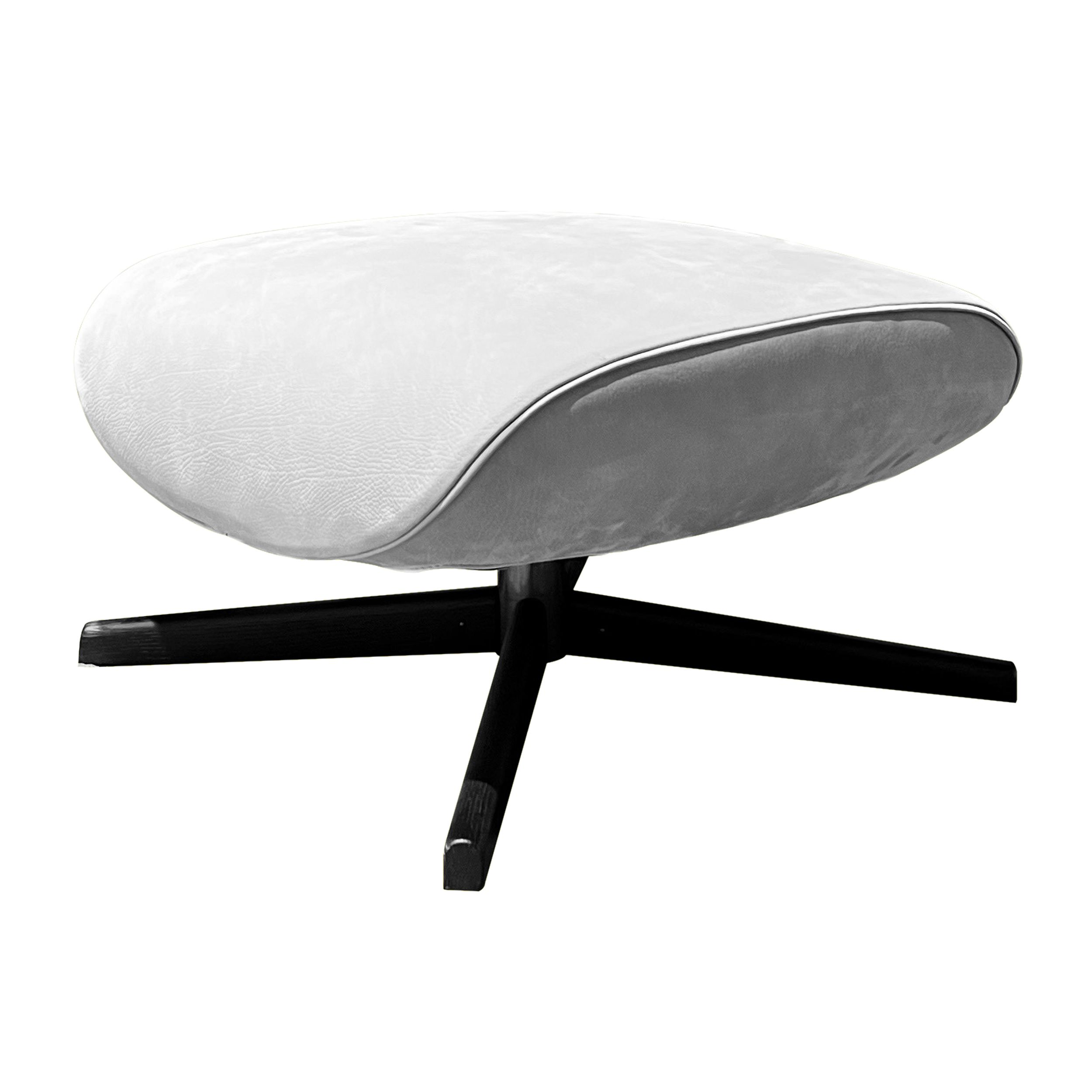 Hocker Russel von Minotti in Leder als Freisteller.