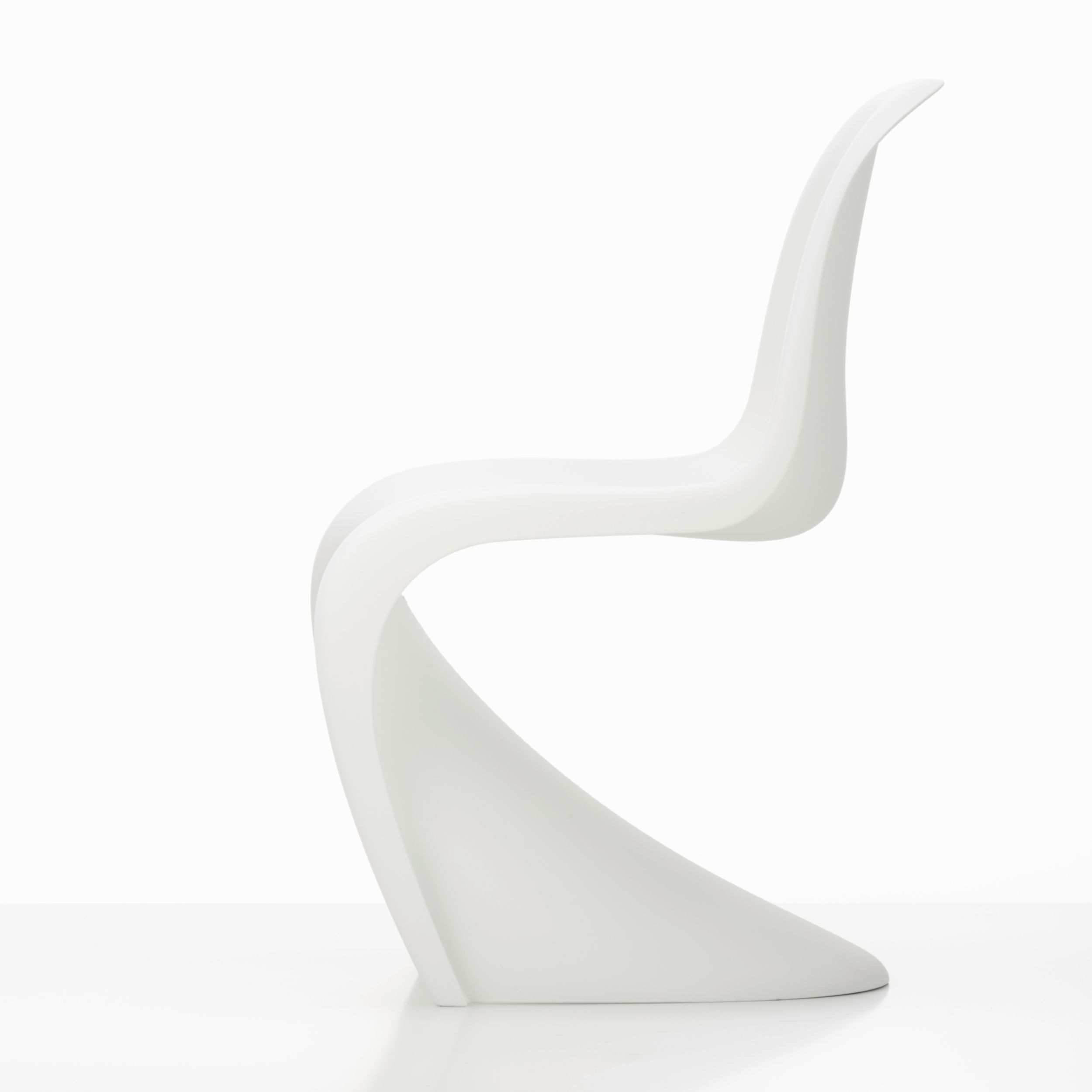 Schalenstuhl Panton Chair von Vitra in alter Höhe in weiß als Freisteller in seitlicher Ansicht.