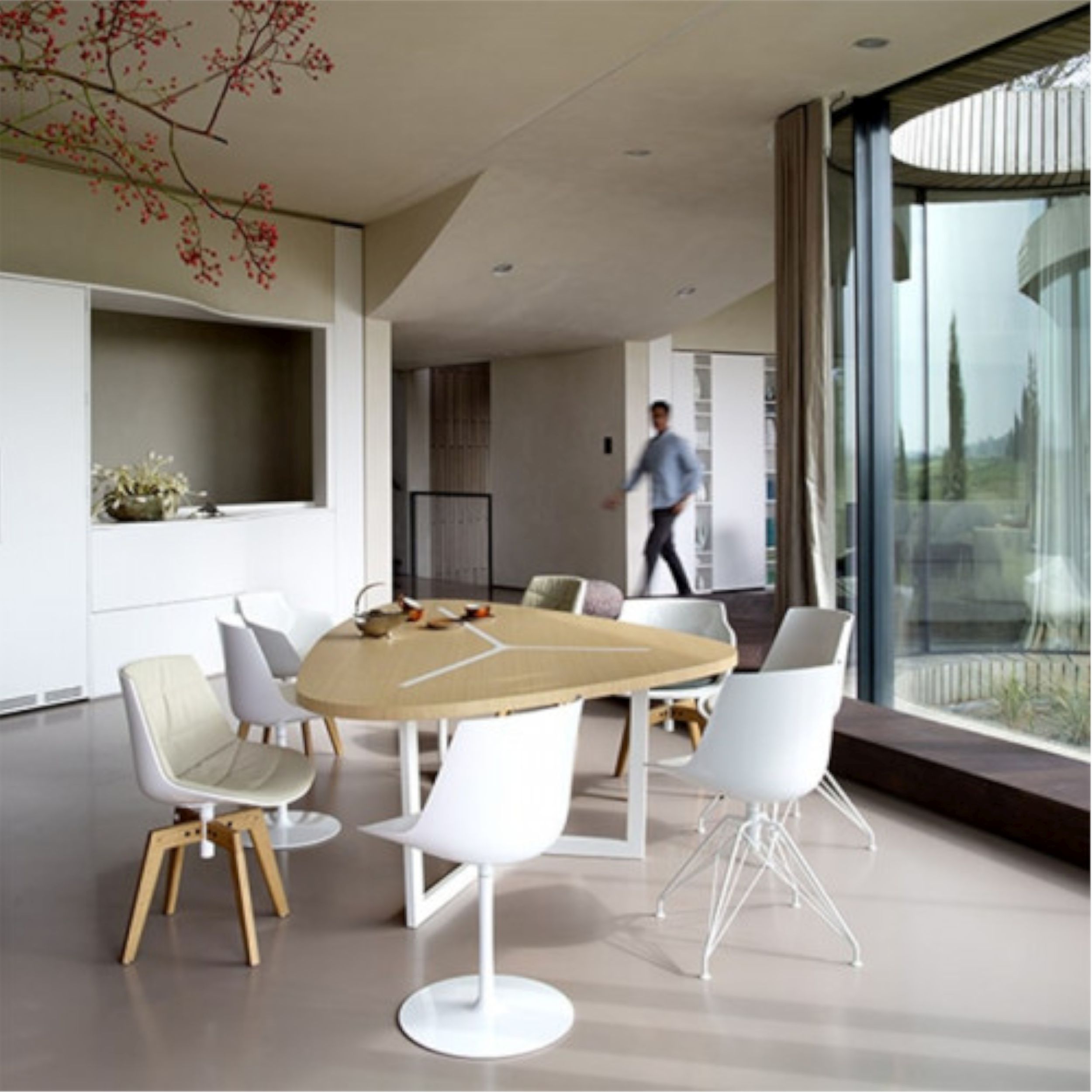 Einladendes Esszimmer mit einem Holztisch und mehreren Flow Chairs von MDF Italia mit unterschiedlichen Gestellvarianten, stilvoll und modern eingerichtet.  
