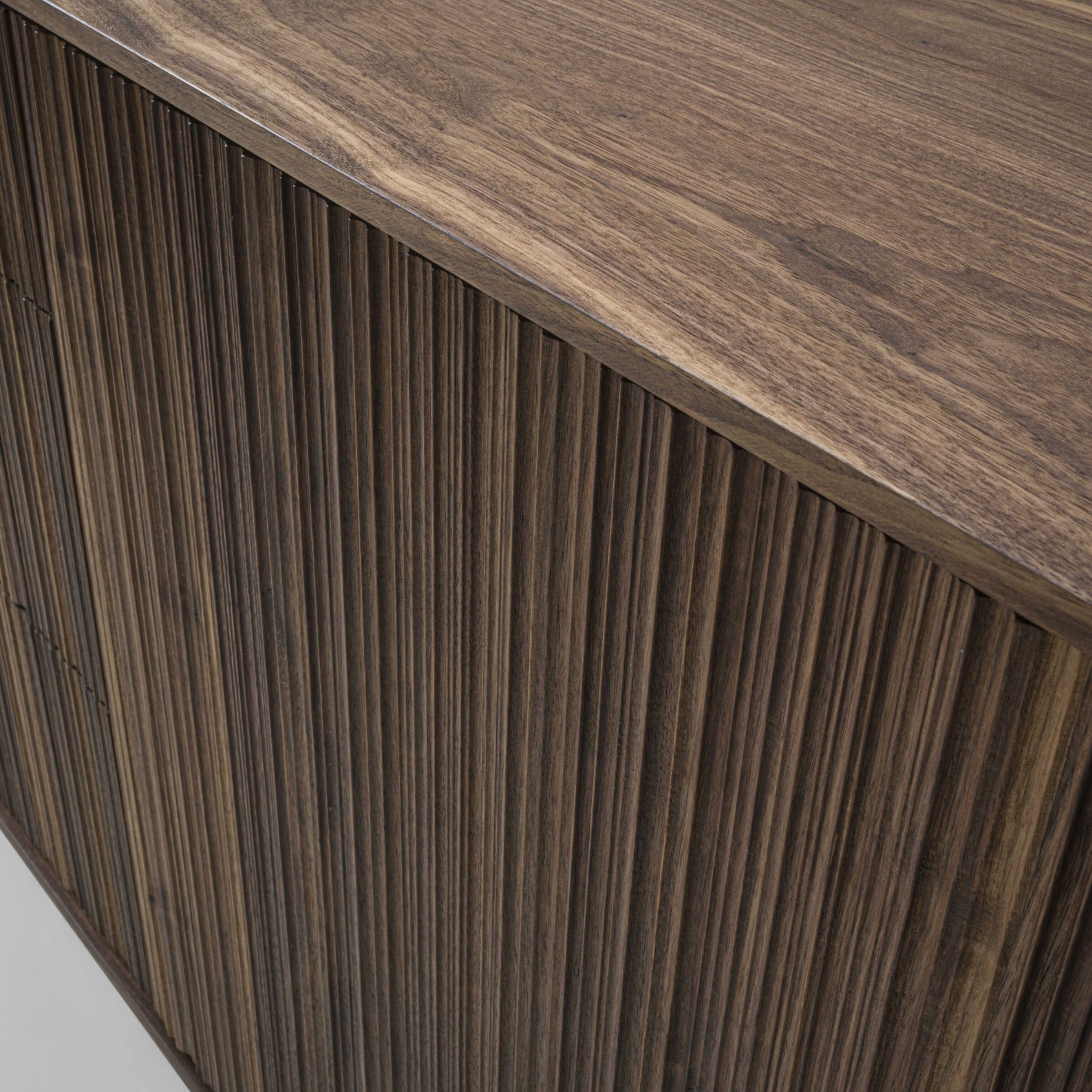 Sideboard Vela von Riva in Nussbaum, Detailaufnahme Front.