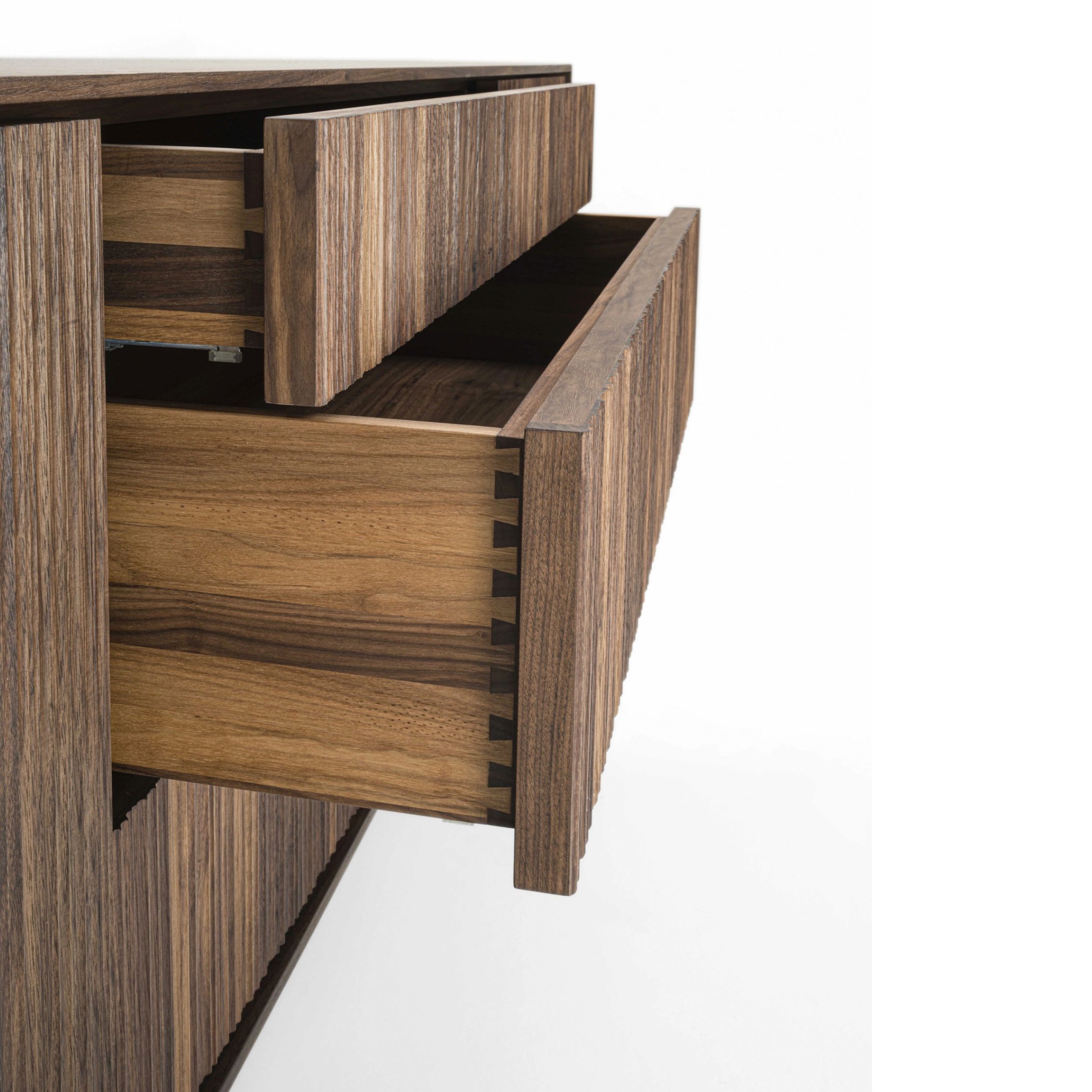 Sideboard Vela von Riva in Nussbaum, Detailaufnahme Schubladen.