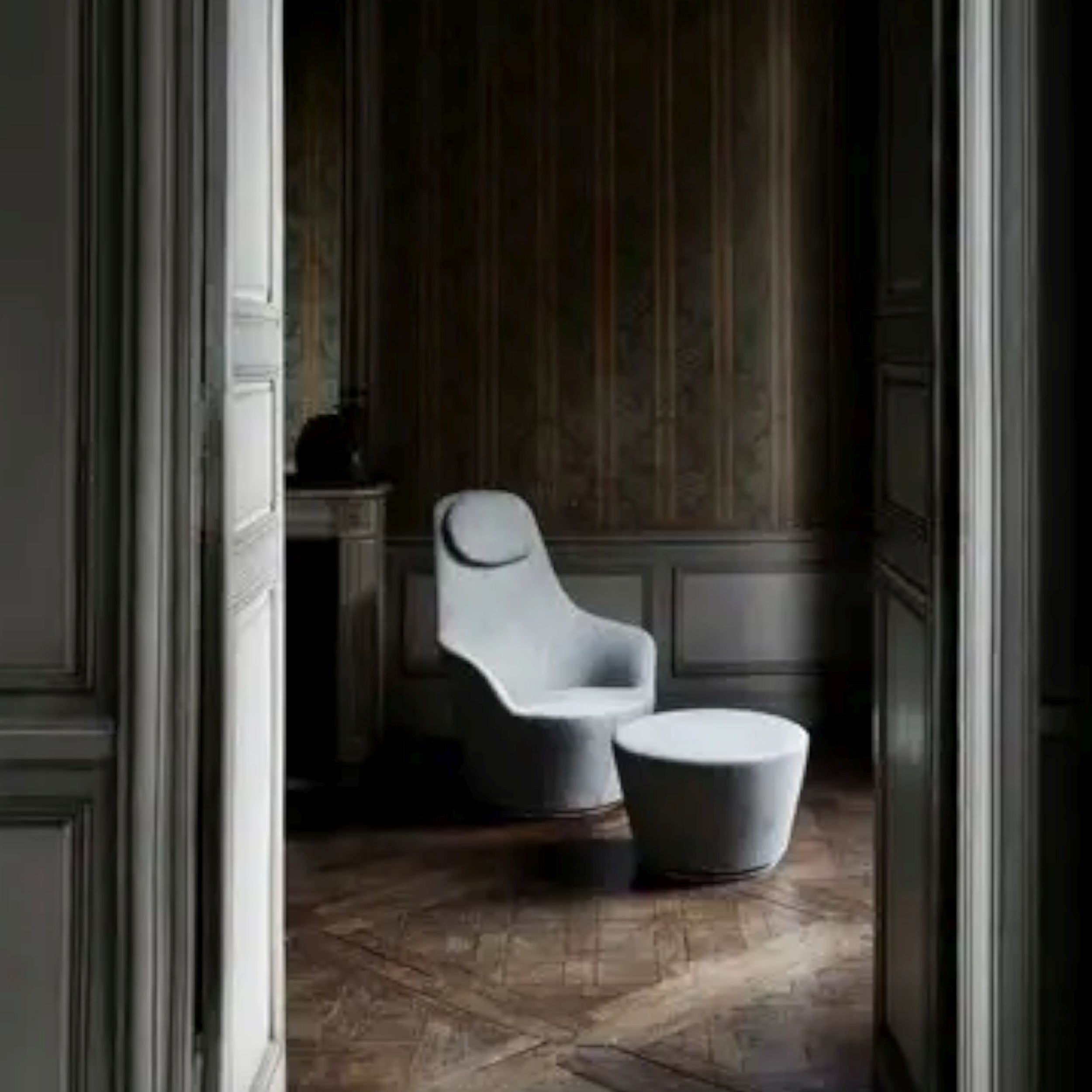 Hocker und Sessel Harbor von B&B Italia in grauem Stoff im Milieubild.