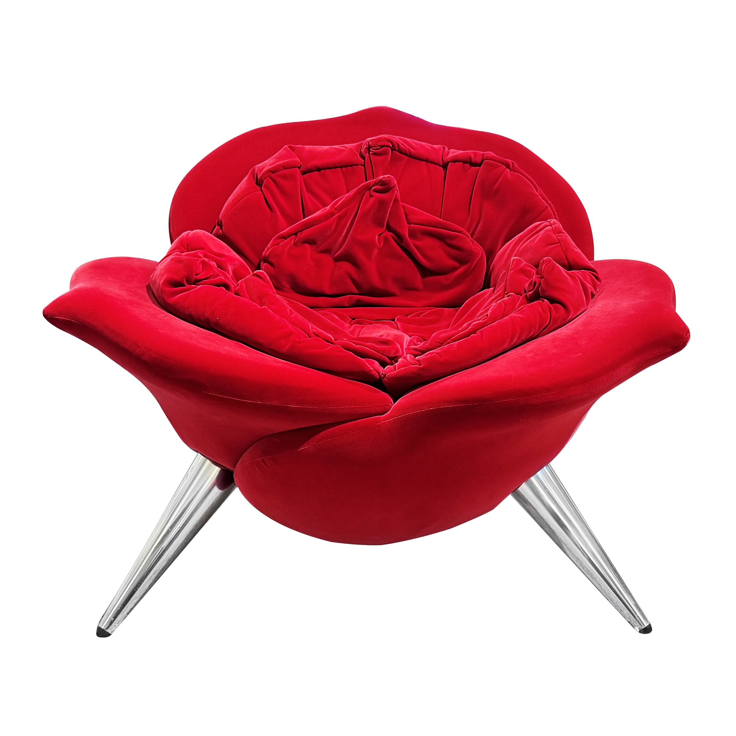 Ein roter Sessel in Form einer Rosenblüte mit glänzendem Metallfüßen, Modell Rose Chair von Edra, in frontaler Ansicht vor einem weißen Hintergrund.
