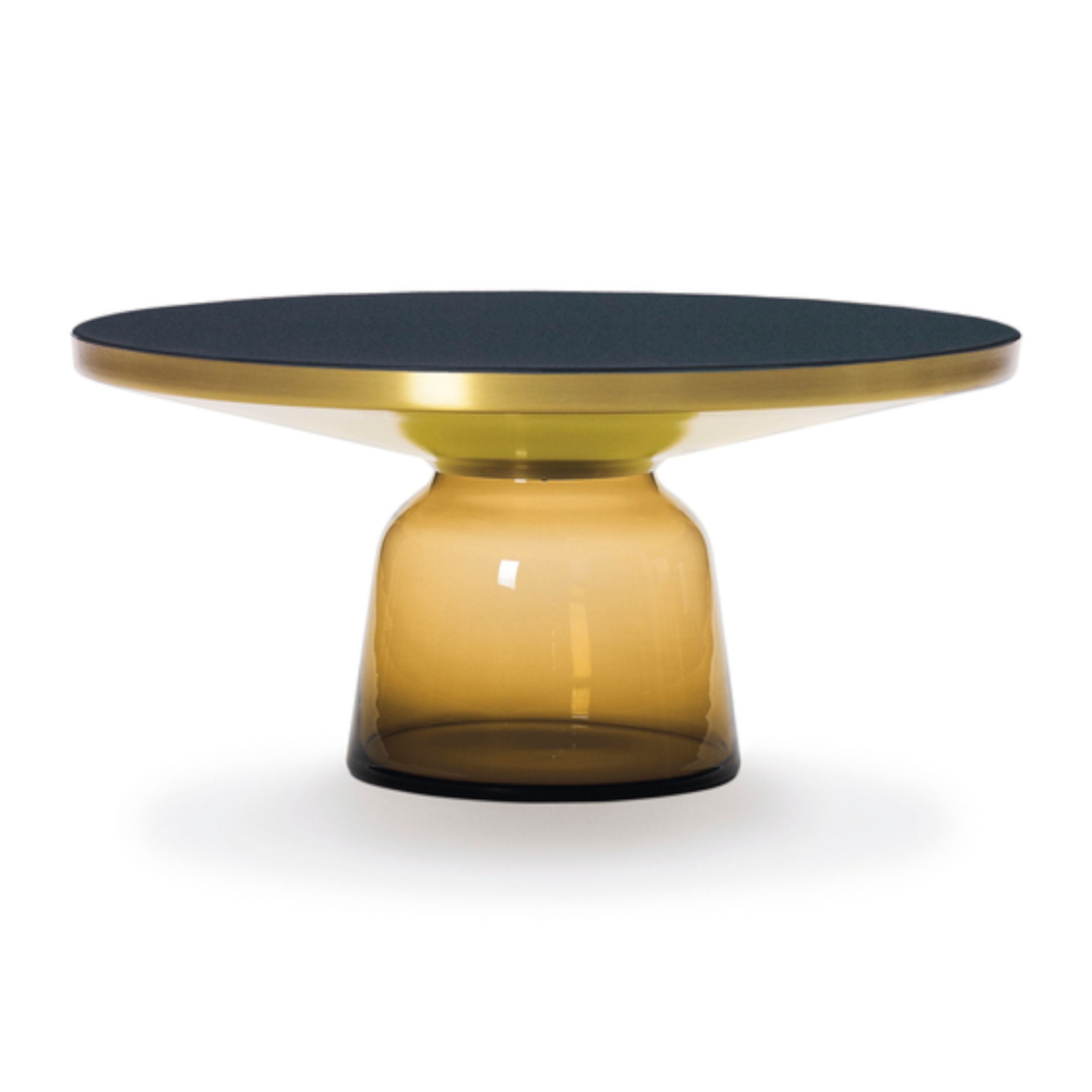 Ein eleganter, runder Couchtisch, Modell Bell Coffee Table von Classicon, mit bernsteinfarbenem Glasfuß und einer schwarzem Glasplatte auf einem Messingaufsatz, vor einem weißen Hintergrund.