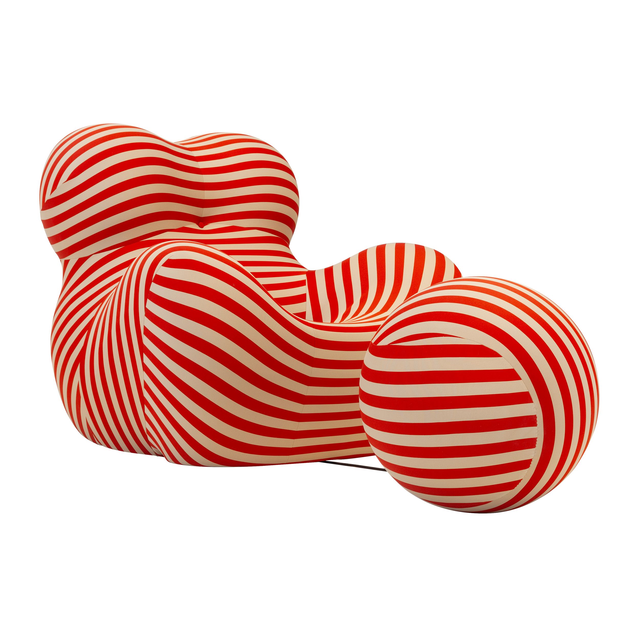 Orange-beige gestreifter Sessel Up von B&B Italia mit kugelförmigem Hocker vor einem weißen Hintergrund.