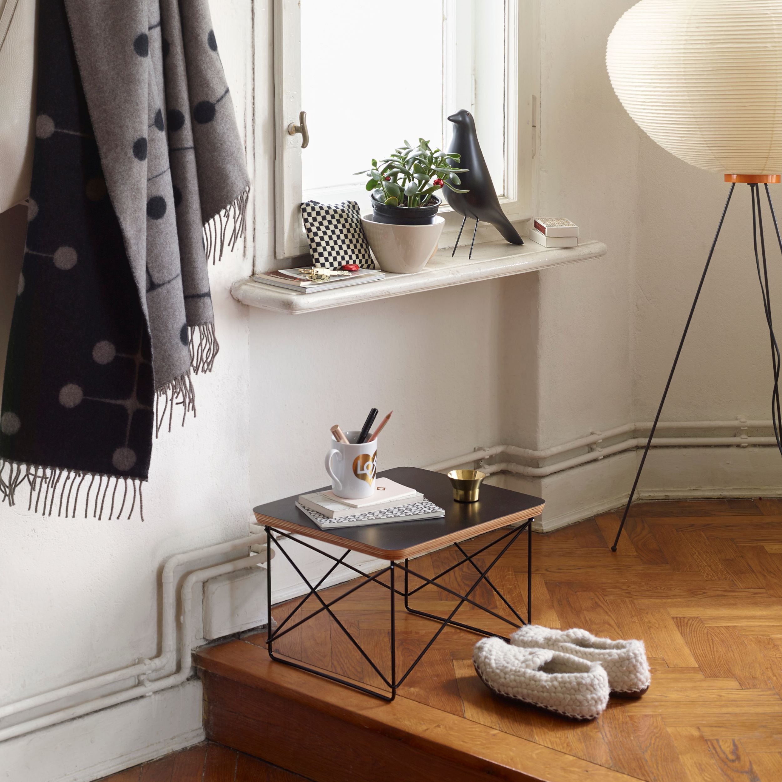Beistelltisch Occasional Table Vitra Platte und Gestell schwarz Milieubild