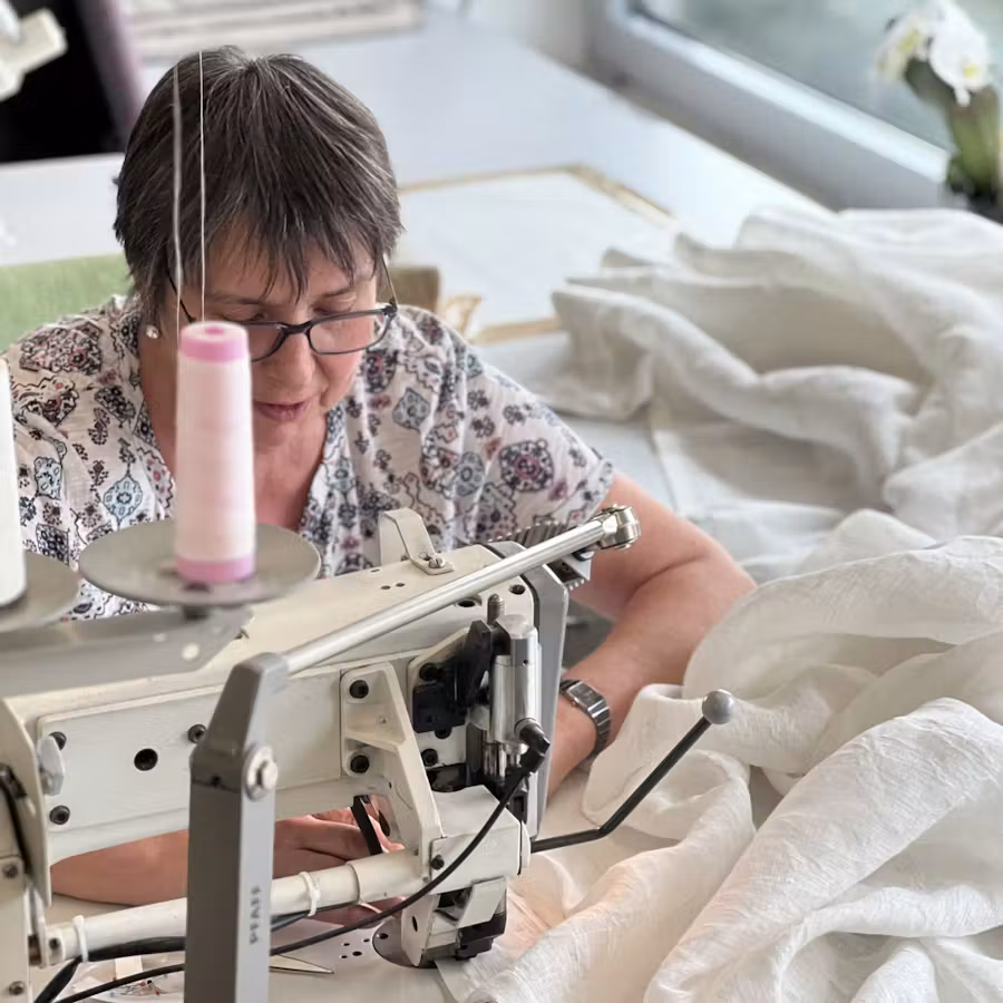 Näherin an der Industrienähmaschine in der Raumausstattung