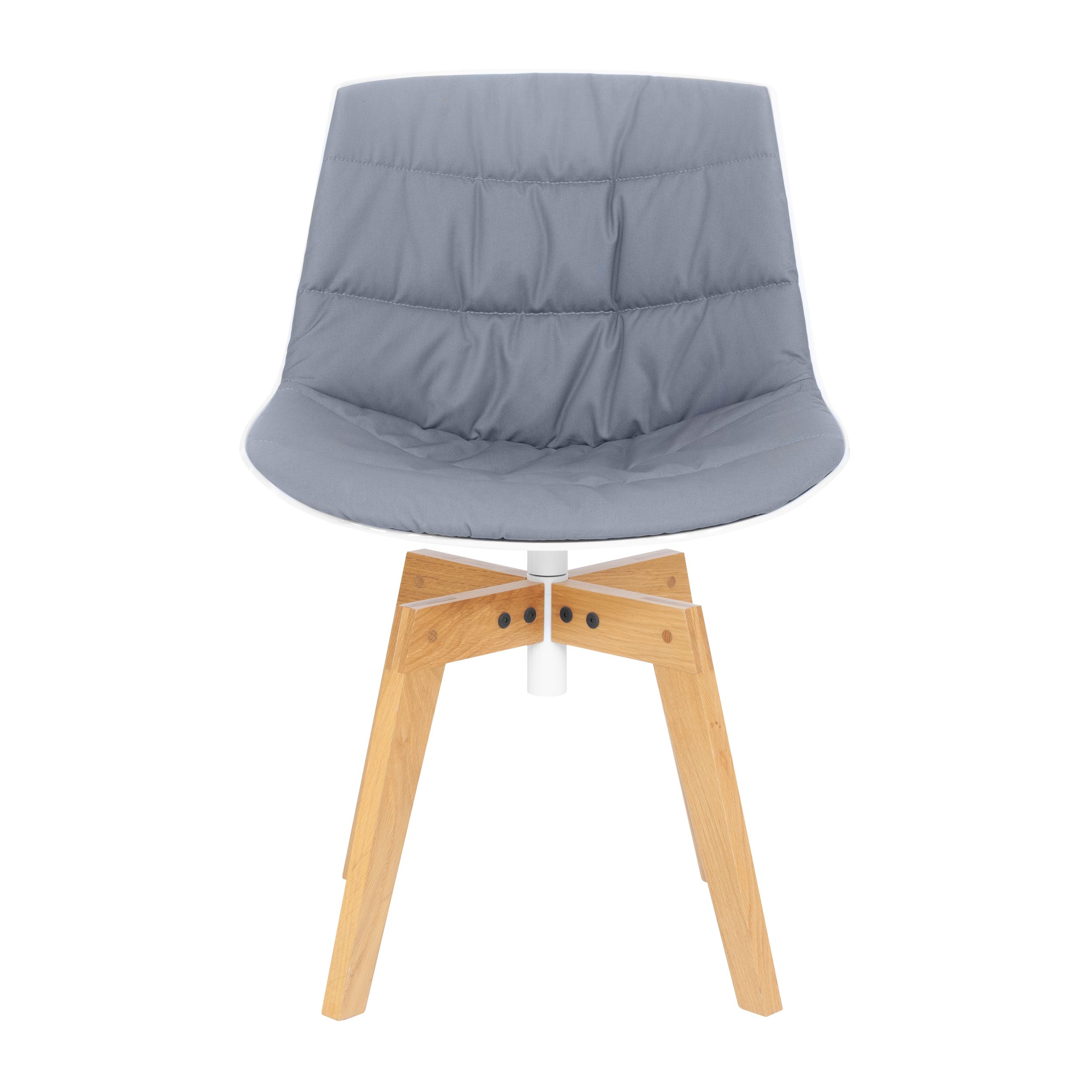 Flow Chair von MDF Italia: Moderner Schalenstuhl mit grau gepolsterter weißer Sitzschale und stabilen Holzbeinen vor einem weißen Hintergrund in frontaler Ansicht.