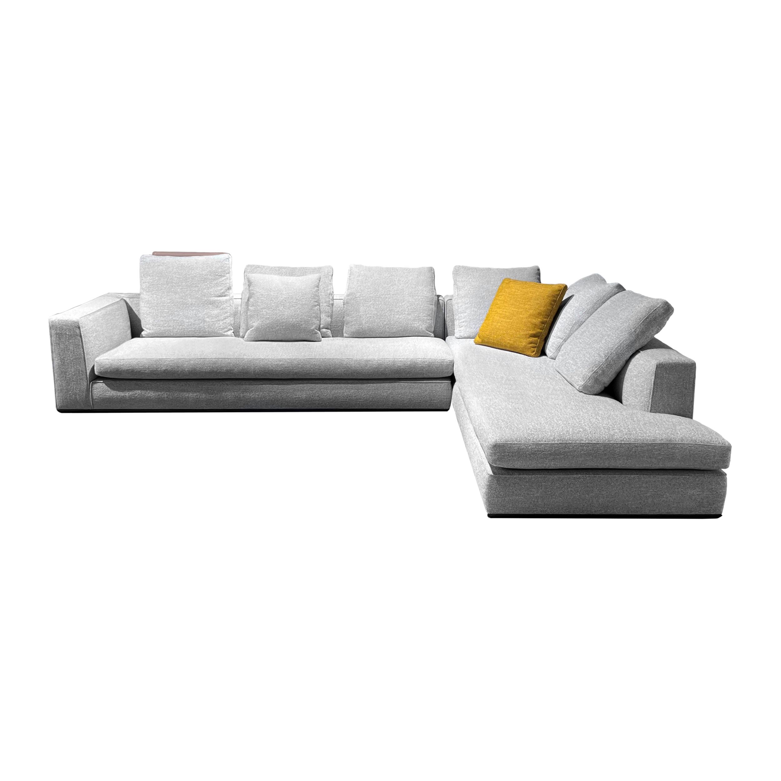 Sofa Powell von Minotti in grauem Stoff als Freisteller.