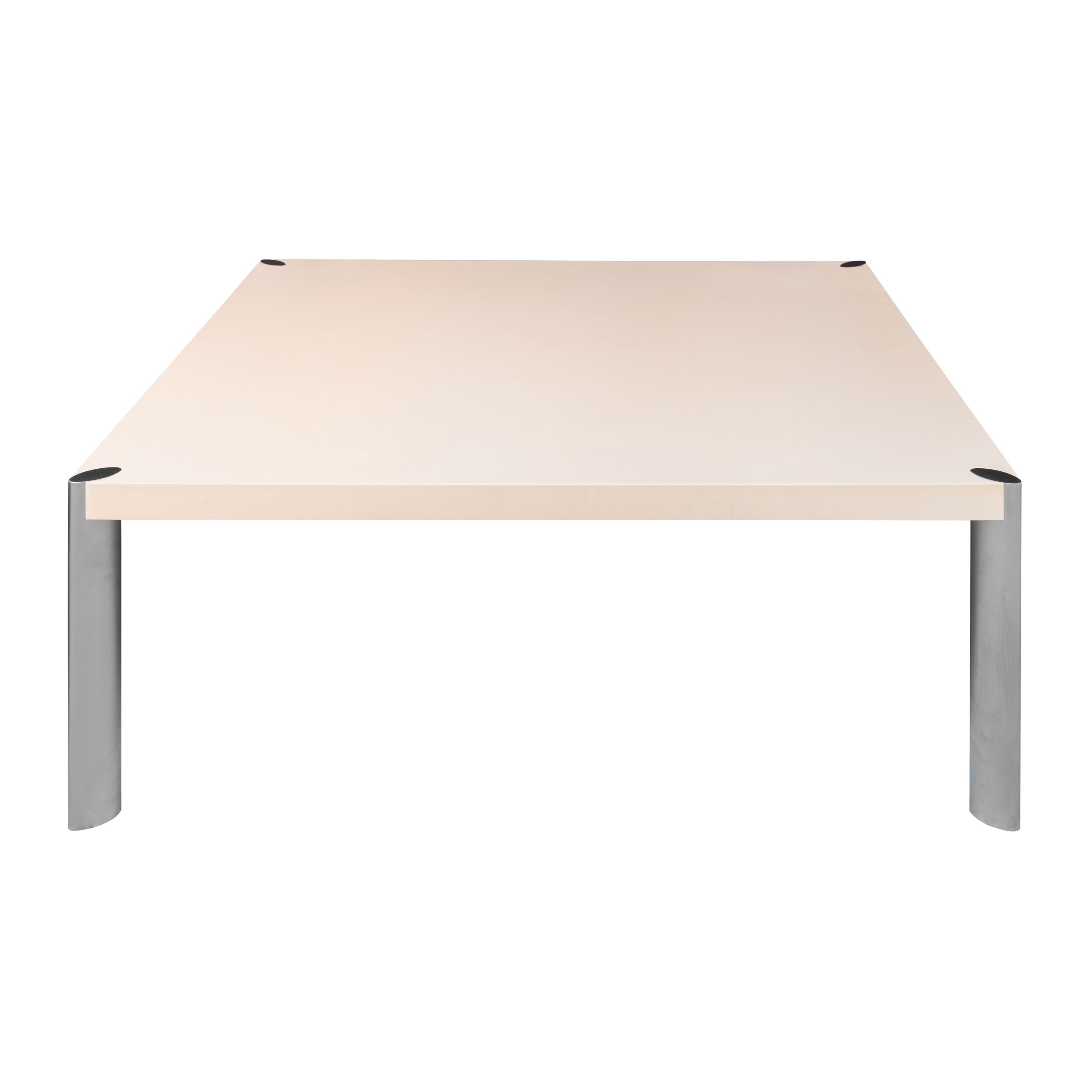 Moderner Couchtisch Silenzio von Ronald Schmitt mit heller Holzplatte vor weißem Hintergrund.
Der Tisch ist quadratisch und hat Metallbeine mit elliptischem Querschnitt.