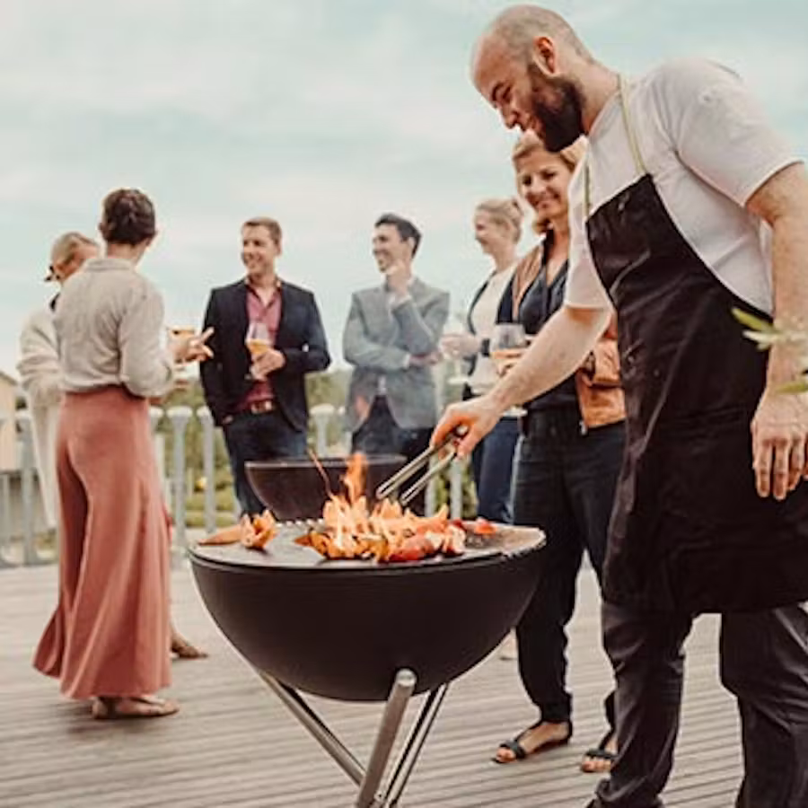 Gäste am Höfats-Grill bei einem Gartenevent