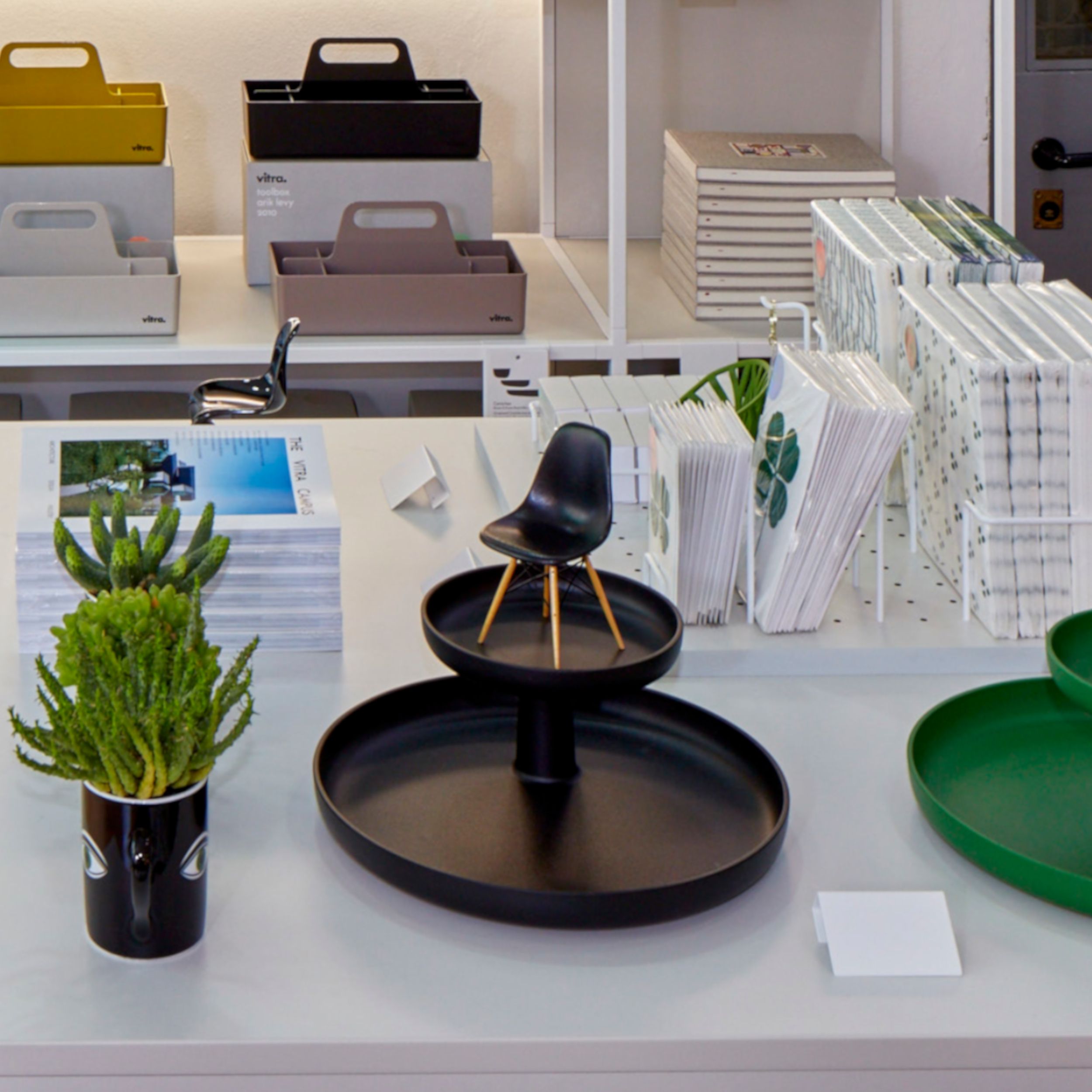 Tablett Rotary Tray von Vitra in schwarz im Milieubild.