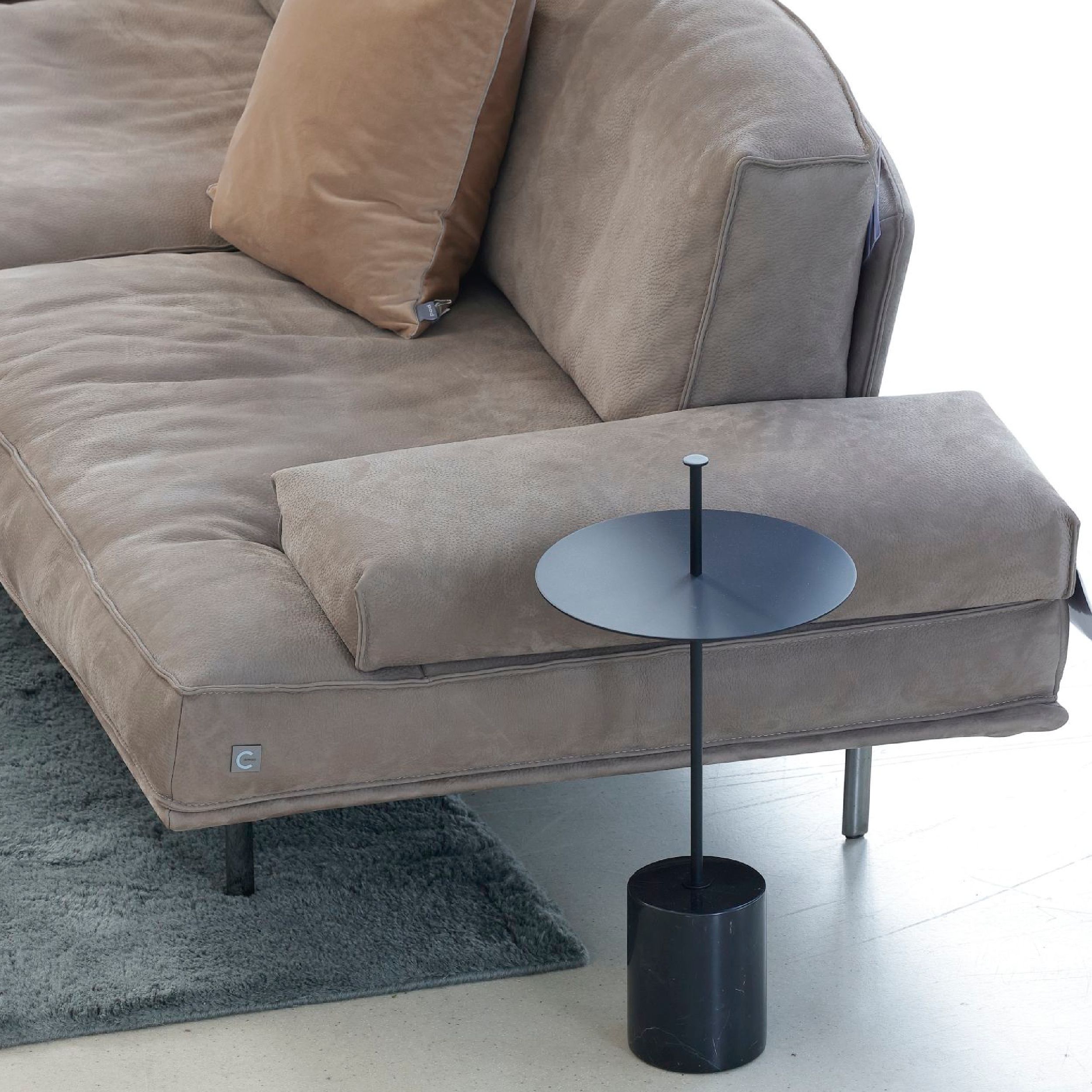 Sofa Vogue von Cierre in braunem Leder als Detailbild Armlehne von oben