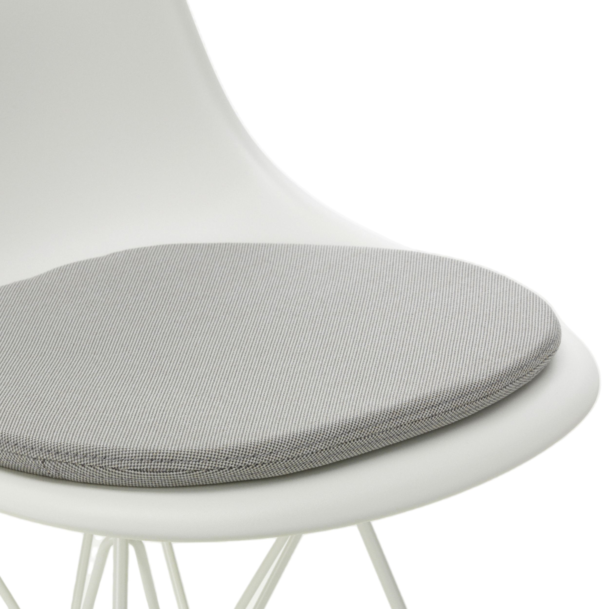 Sitzkissen Soft Seats Outdoor Typ B von Vitra in grau auf weißem Plastic Chair.